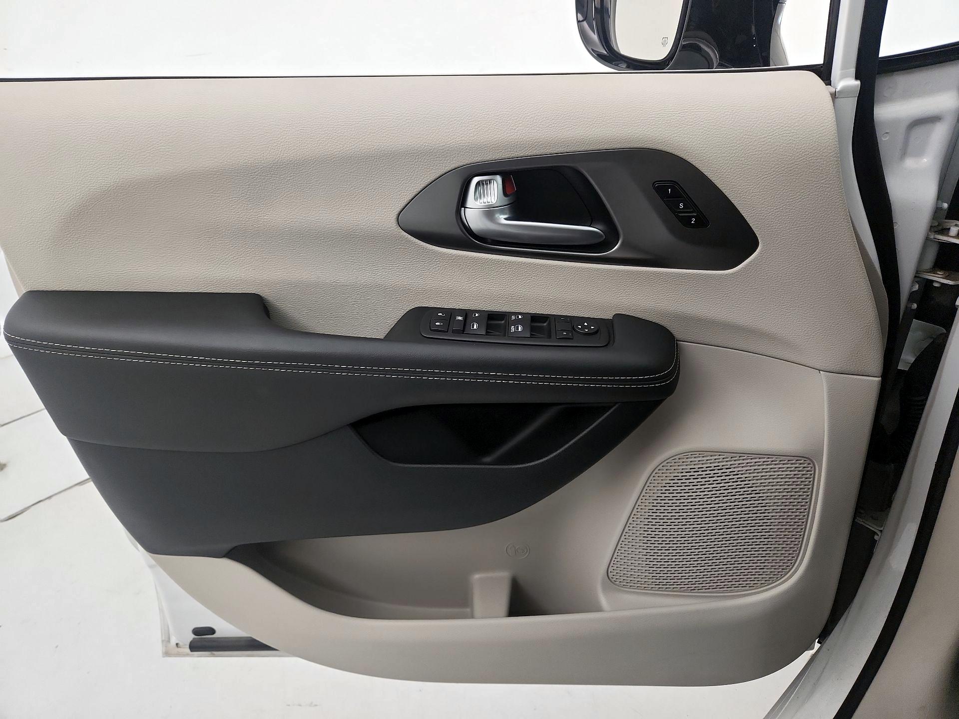 Thumbnail: 2024 Chrysler Pacifica - 12
