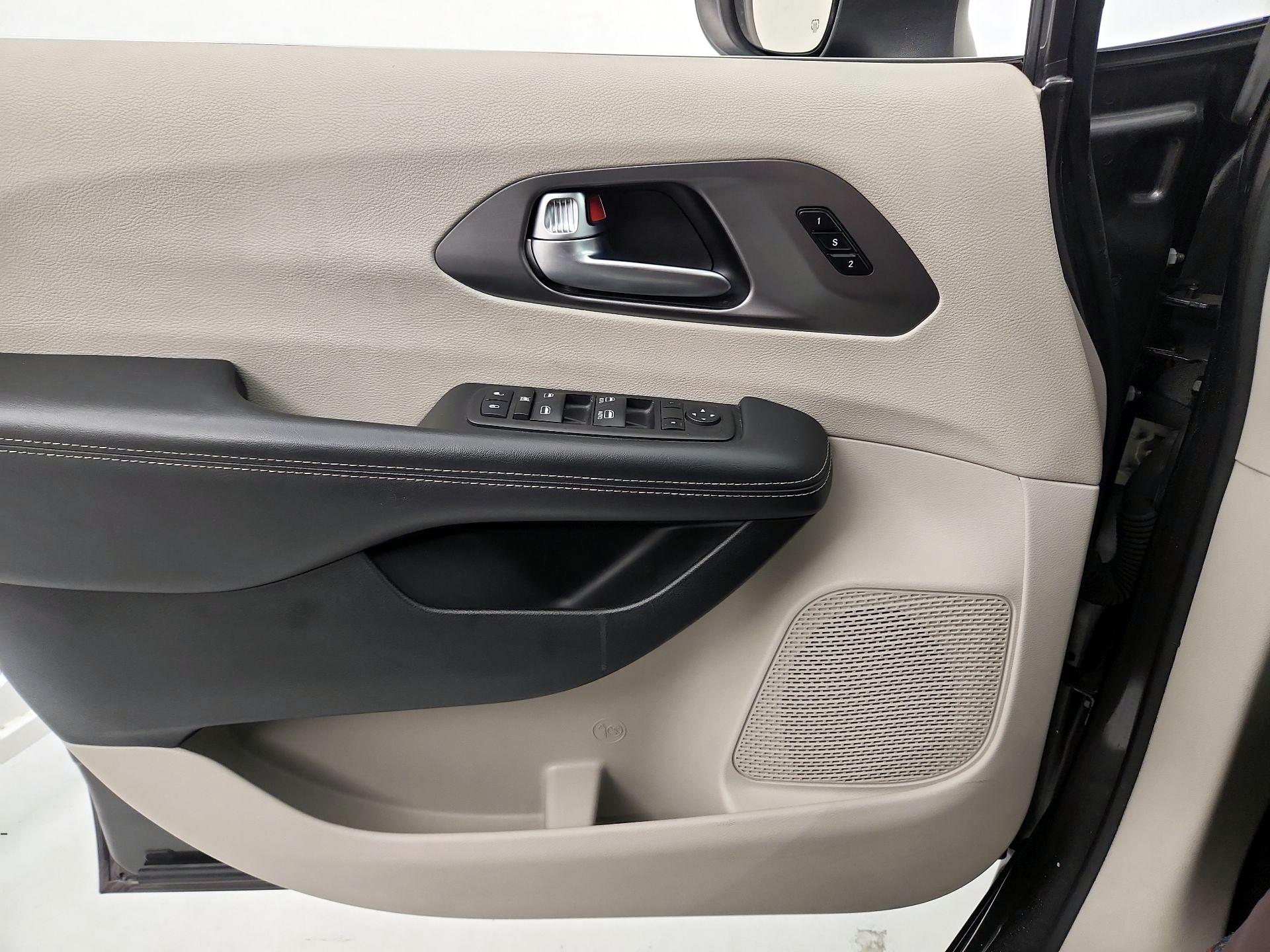 Thumbnail: 2023 Chrysler Pacifica - 12