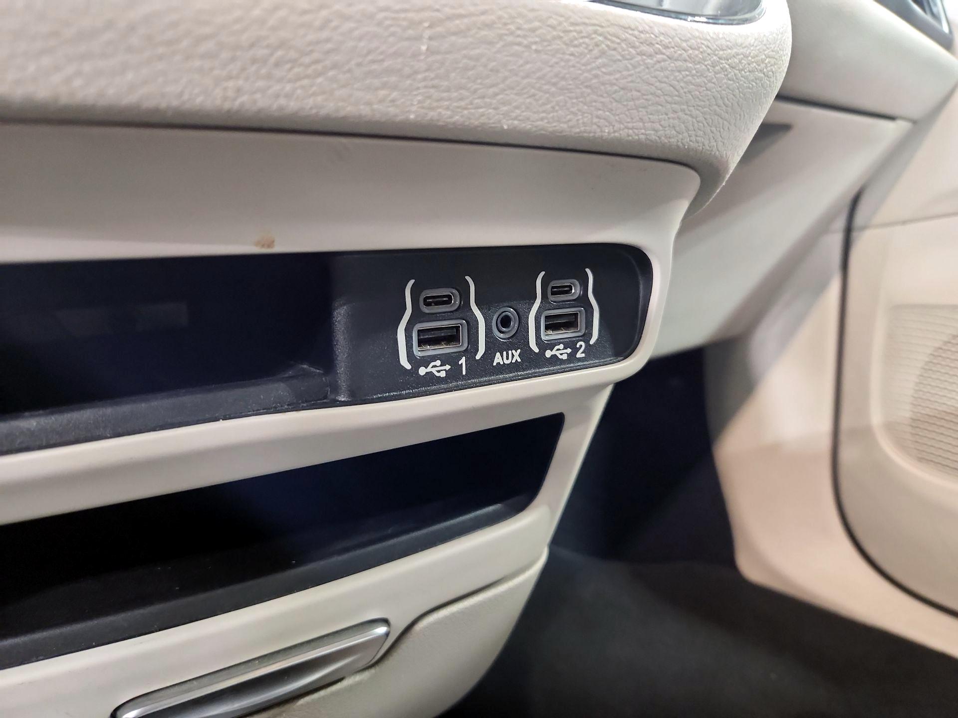 Thumbnail: 2023 Chrysler Pacifica - 18