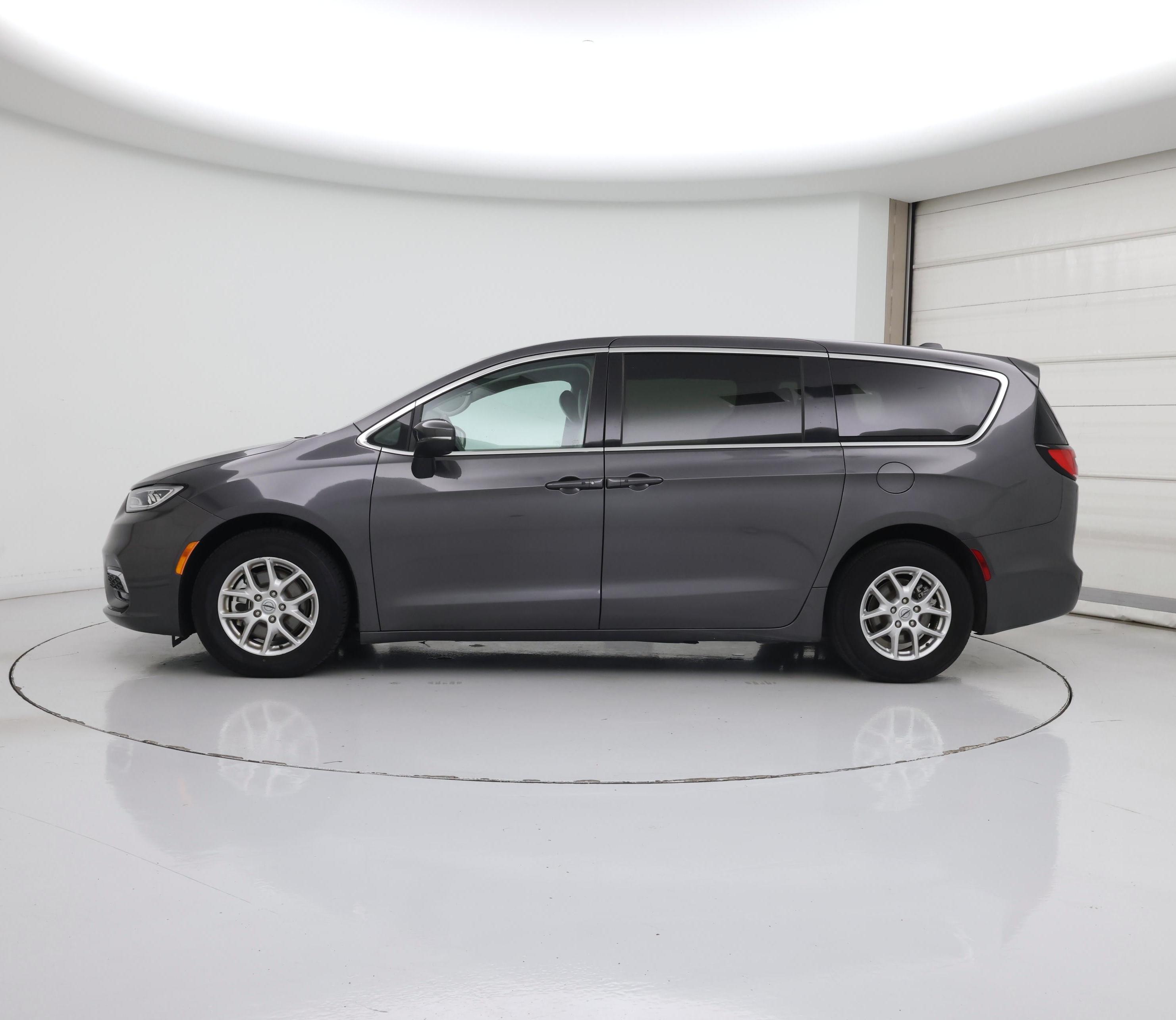 Thumbnail: 2023 Chrysler Pacifica - 3