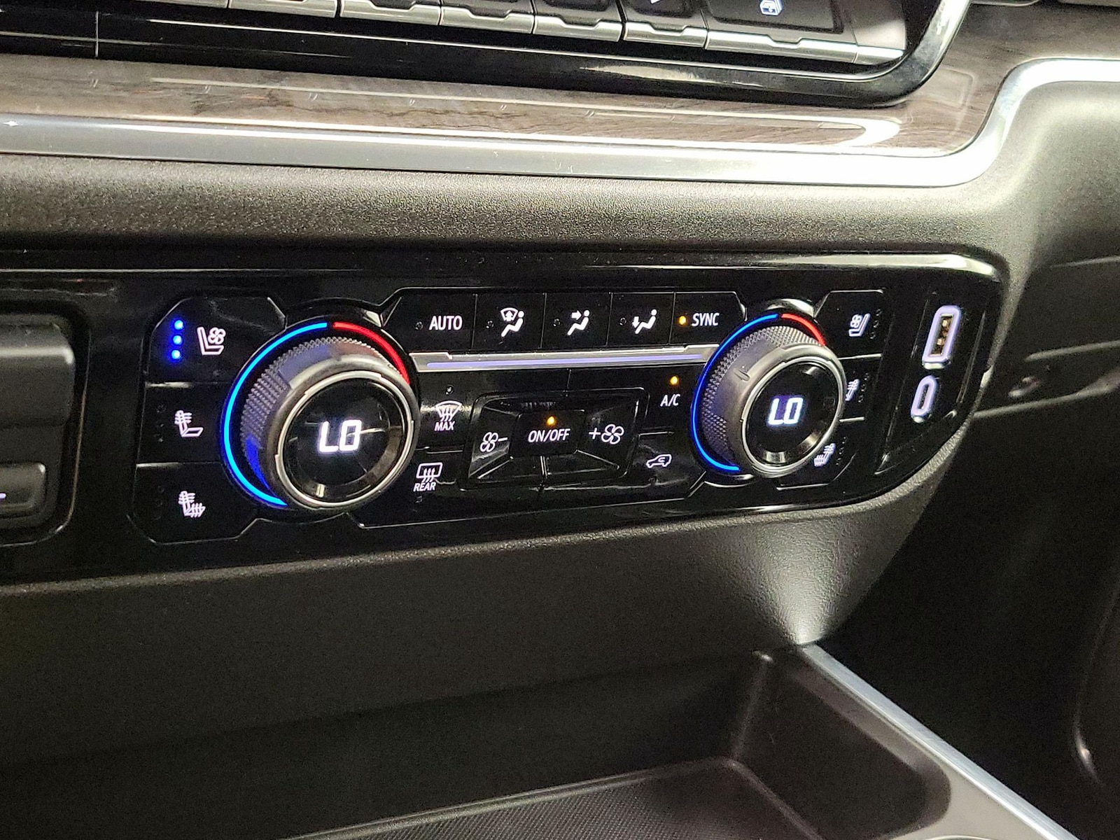 2024 Chevrolet Silverado 1500 LTZ - Photo 17