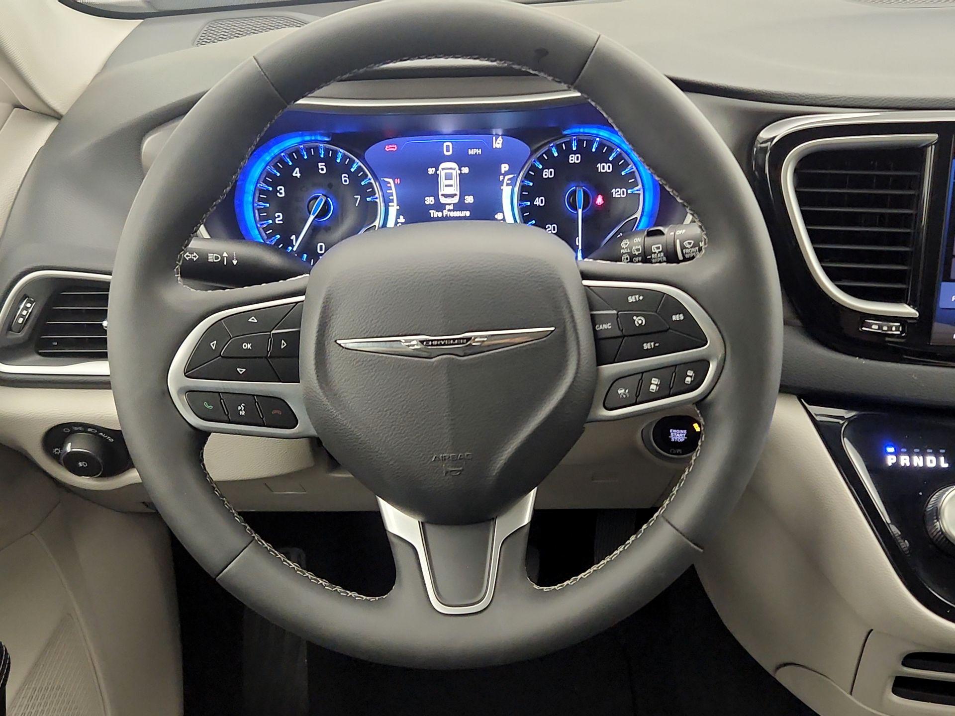 Thumbnail: 2024 Chrysler Pacifica - 10