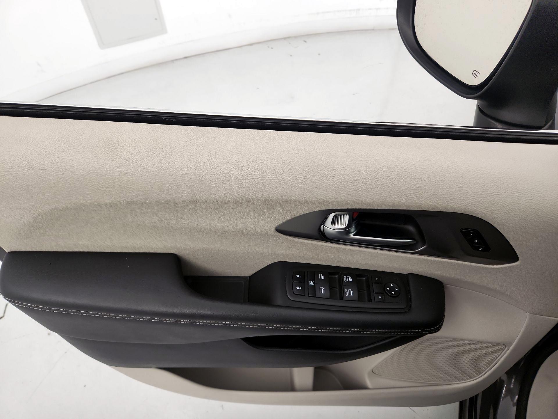 Thumbnail: 2023 Chrysler Pacifica - 12