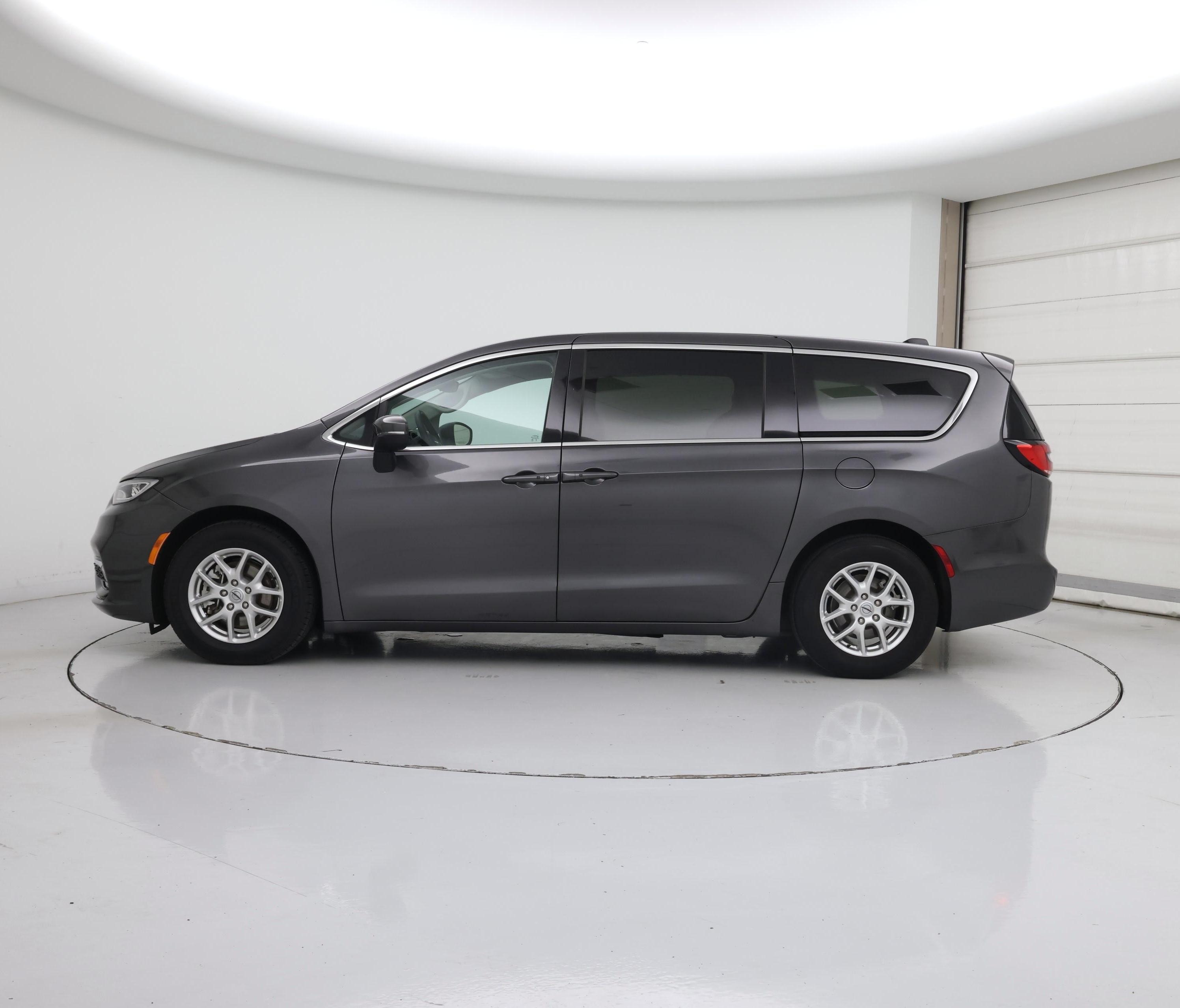 Thumbnail: 2023 Chrysler Pacifica - 3