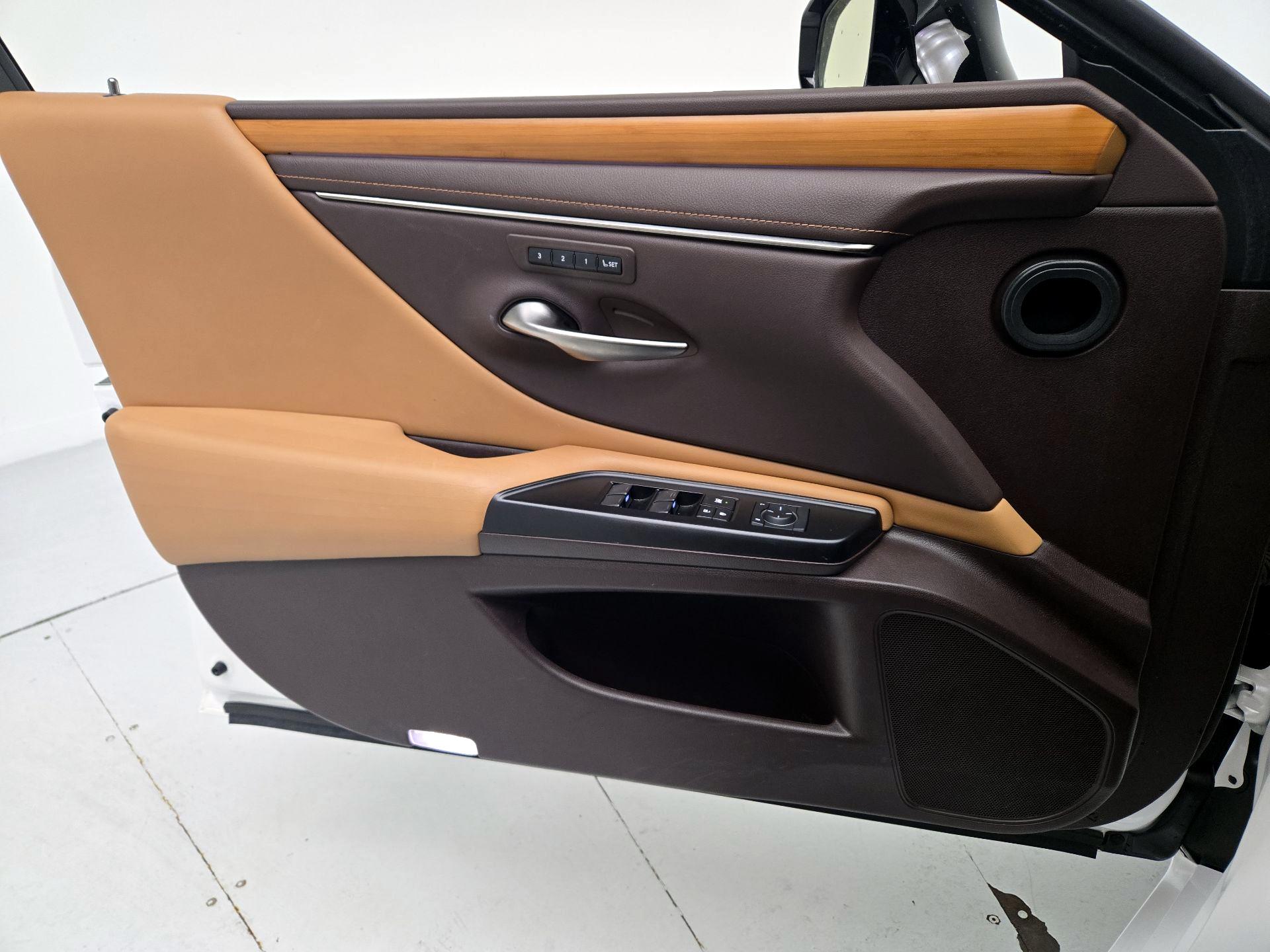 Thumbnail: 2019 Lexus ES - 12