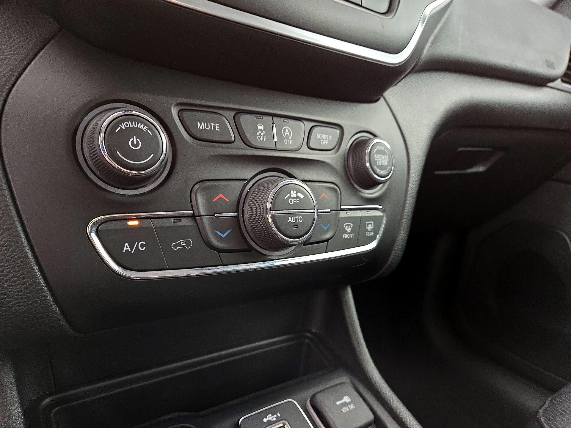 Thumbnail: 2021 Jeep Cherokee - 16
