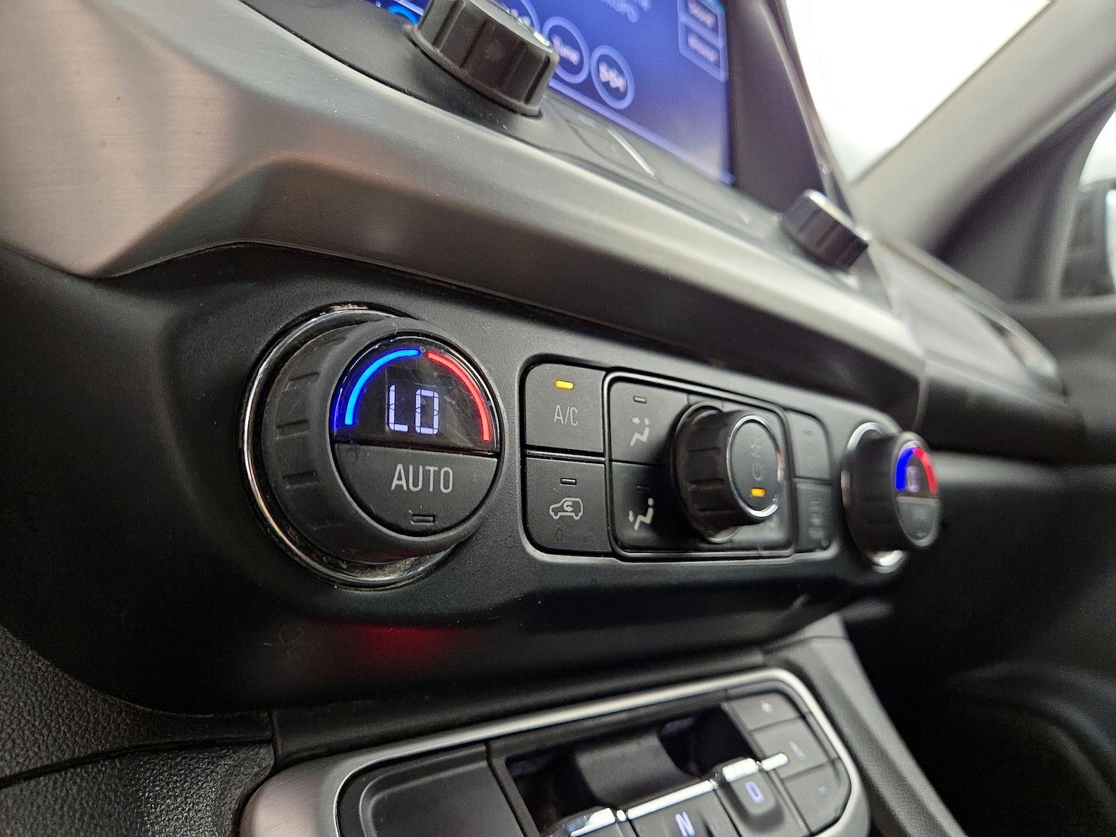 2023 GMC Acadia SLE - Photo 18