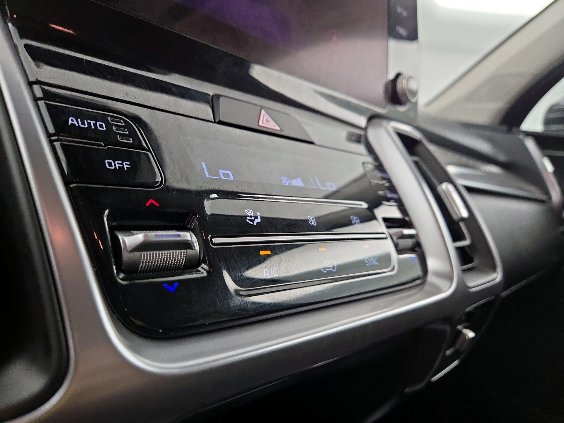 Thumbnail: 2023 Kia Sorento - 17