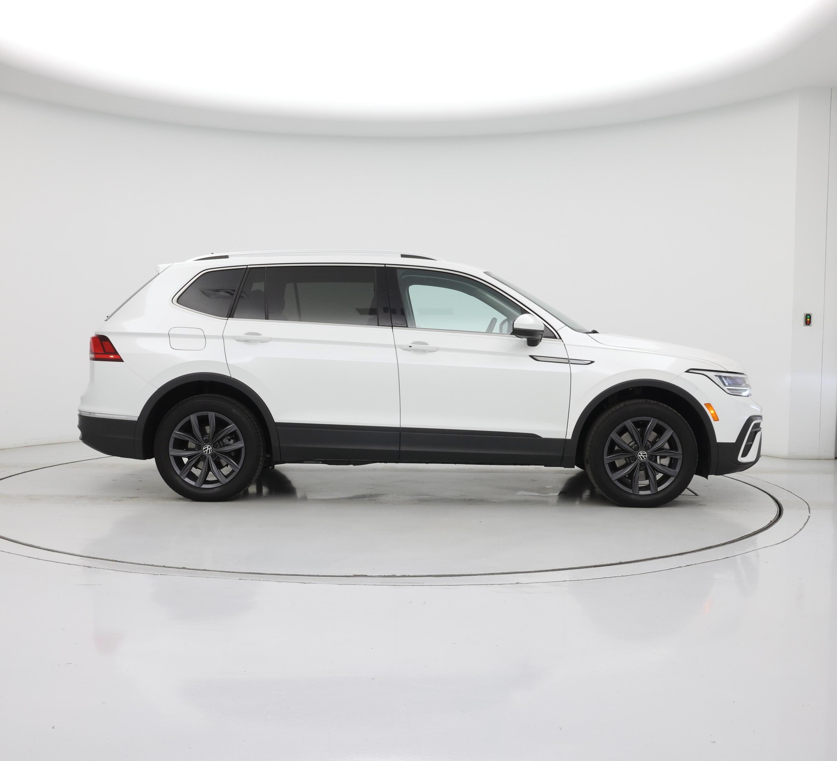 Thumbnail: 2023 Volkswagen Tiguan - 7