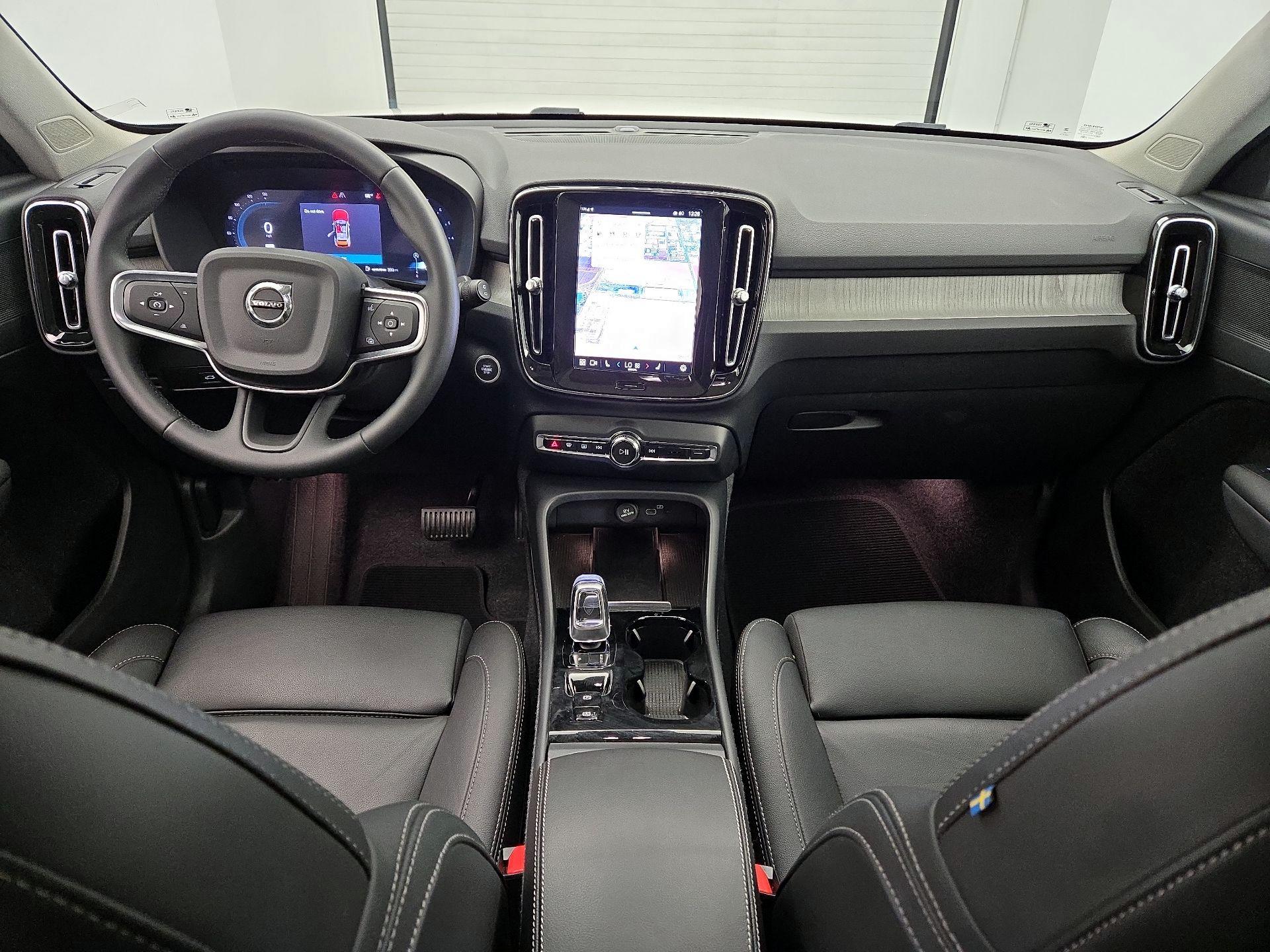 Thumbnail: 2025 Volvo XC40 - 9