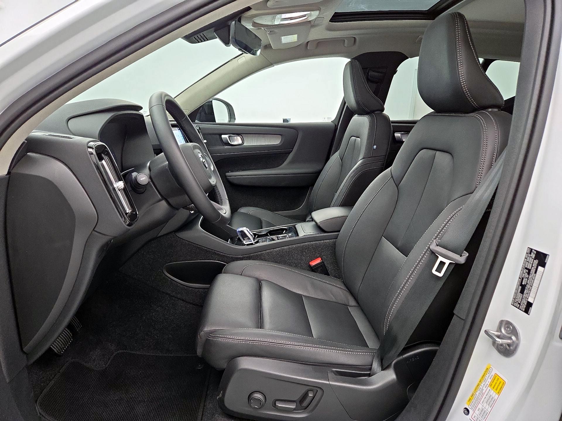 Thumbnail: 2025 Volvo XC40 - 11