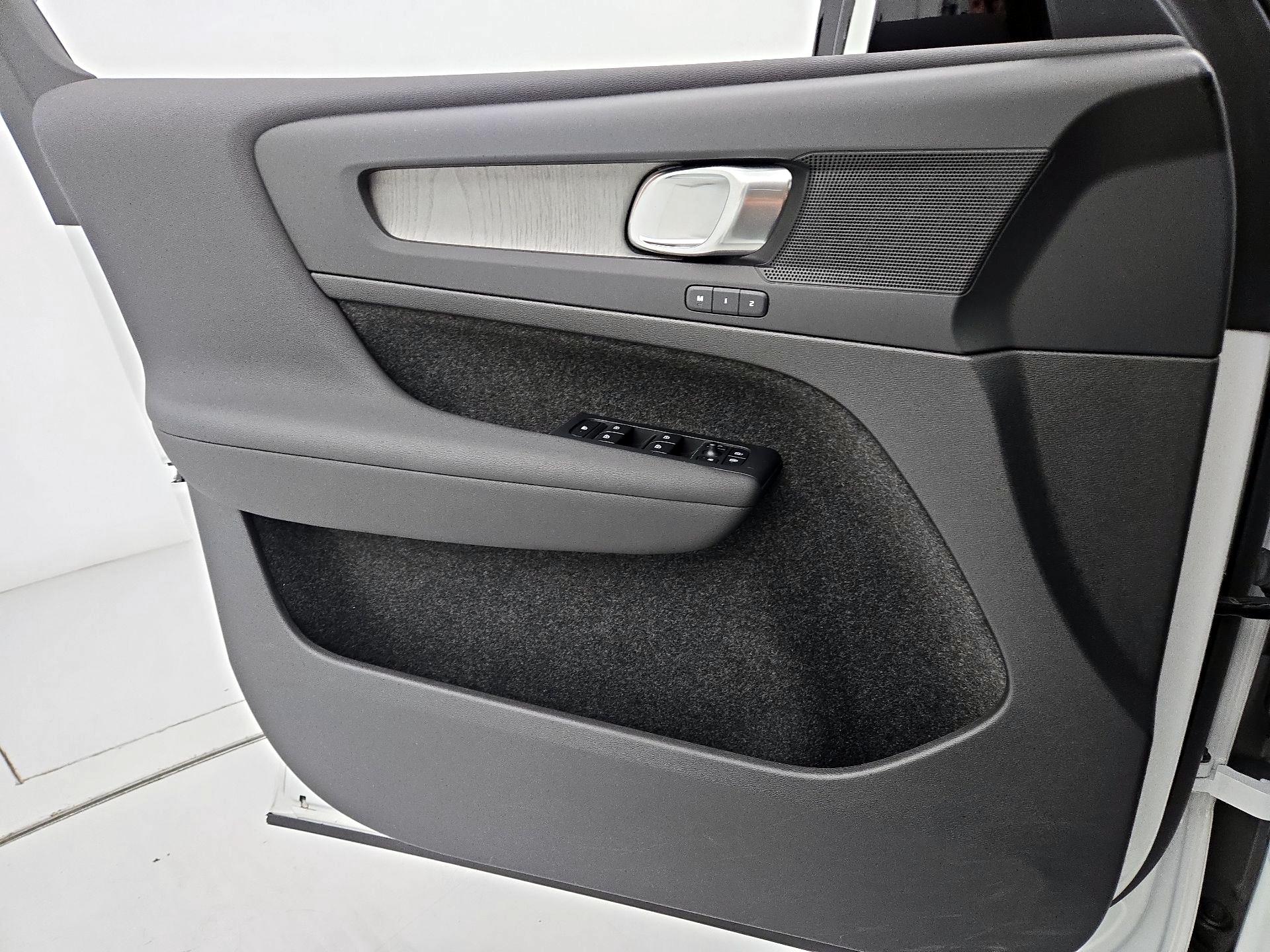 Thumbnail: 2025 Volvo XC40 - 12