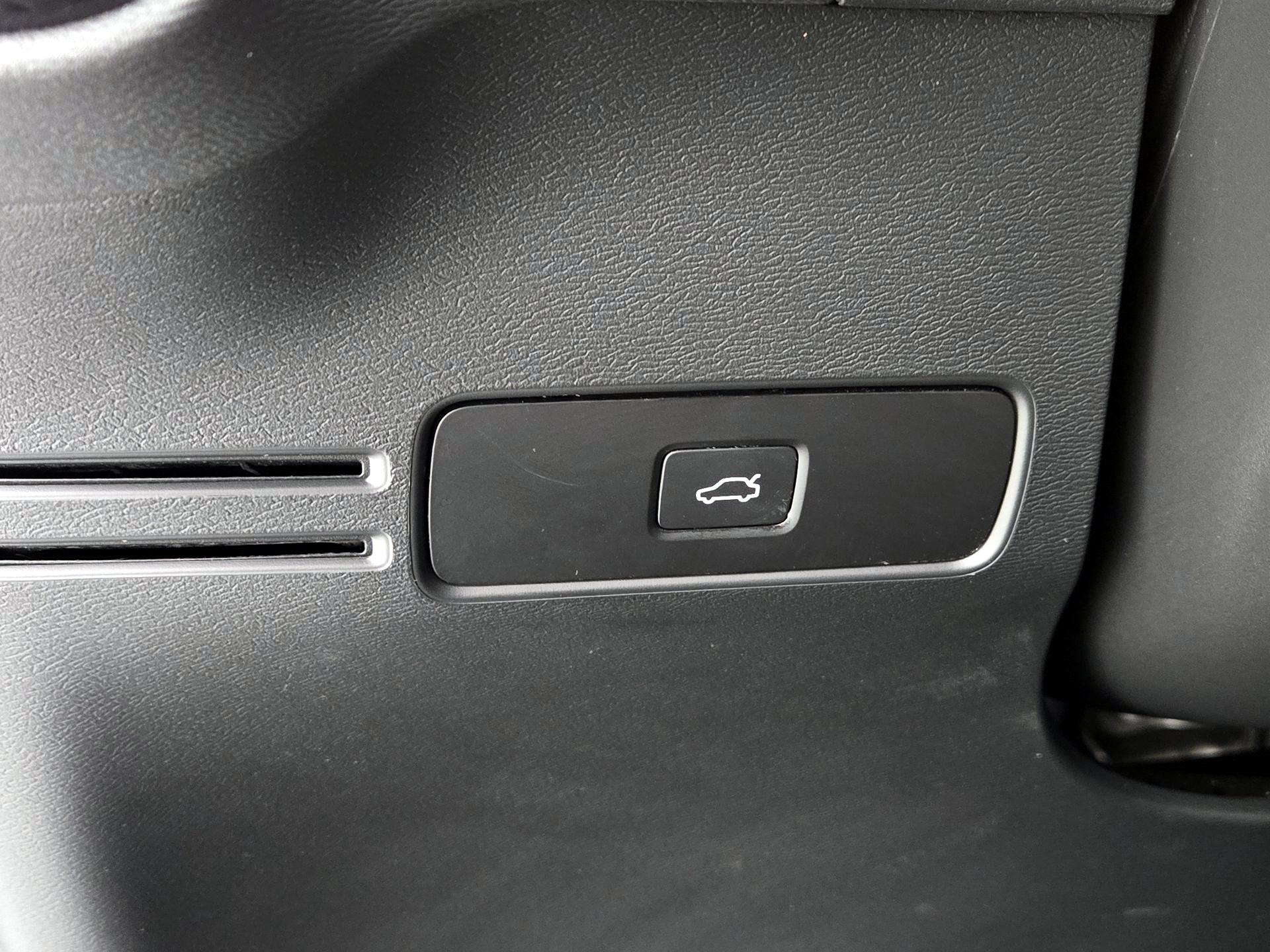 Thumbnail: 2025 Volvo XC40 - 13