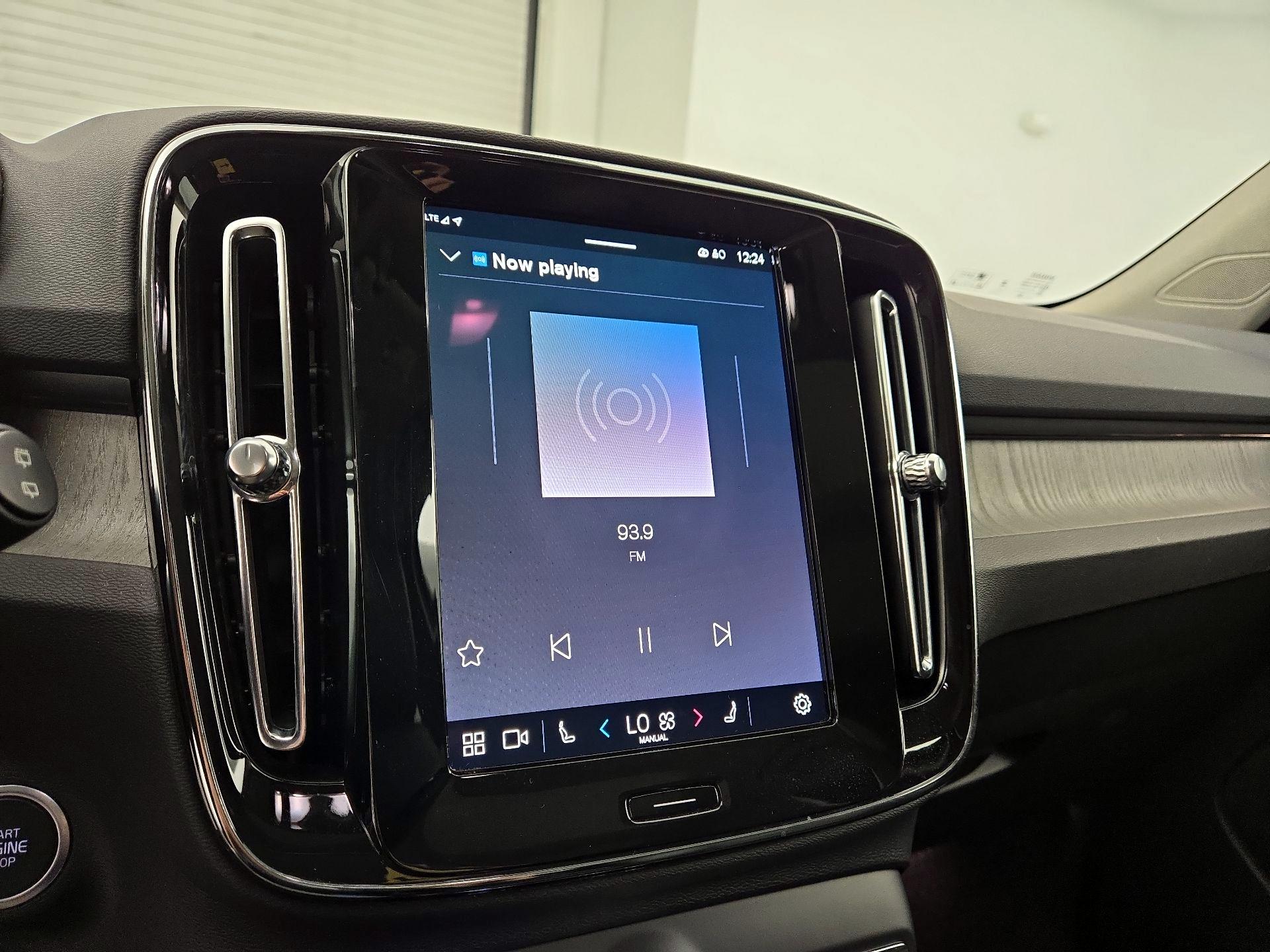 Thumbnail: 2025 Volvo XC40 - 16