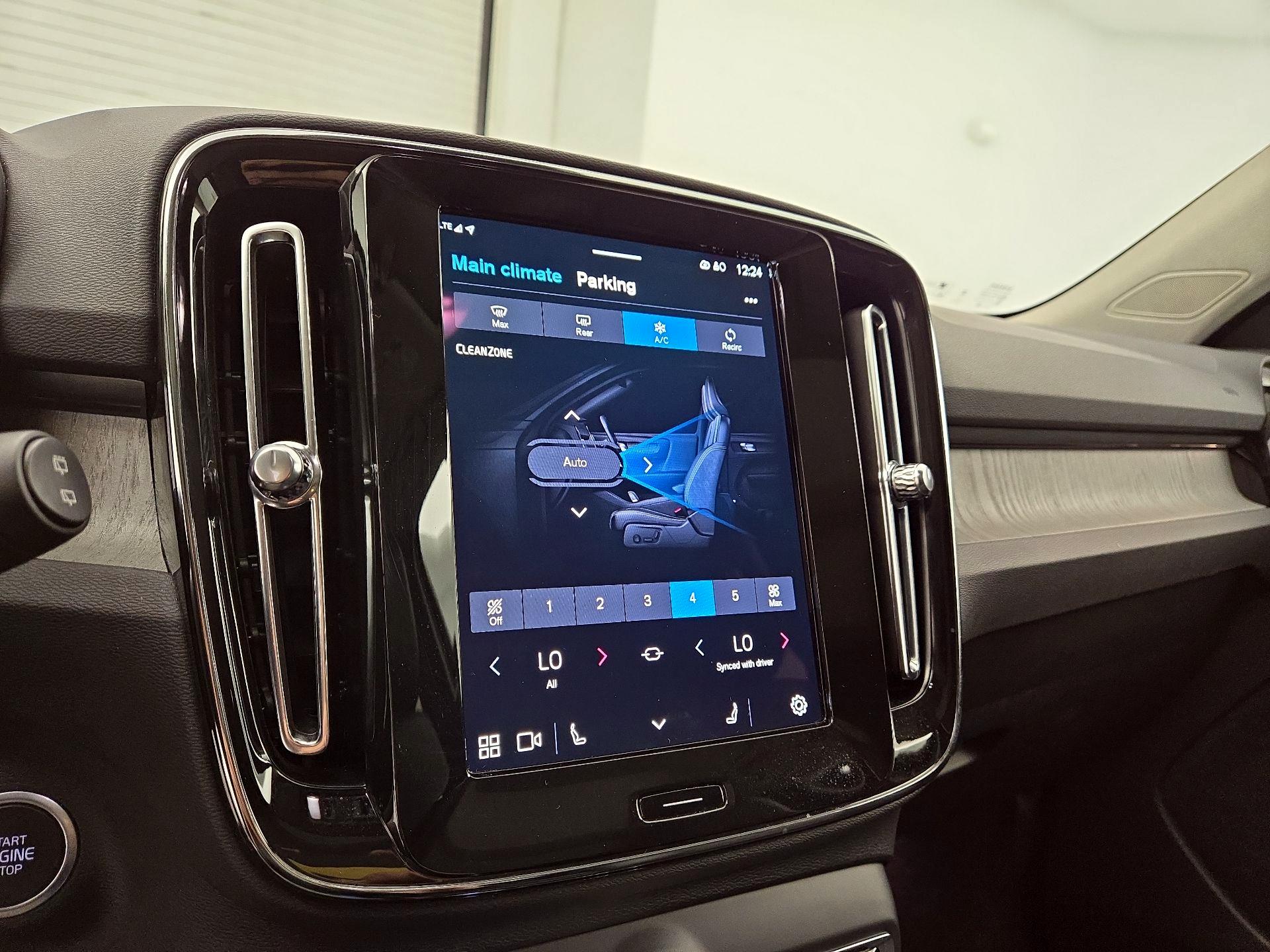 Thumbnail: 2025 Volvo XC40 - 17