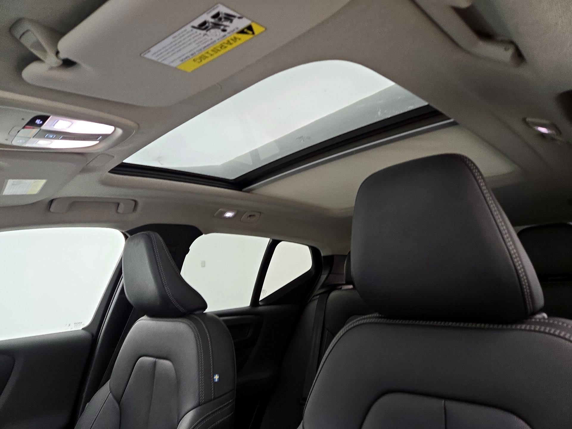 Thumbnail: 2025 Volvo XC40 - 20