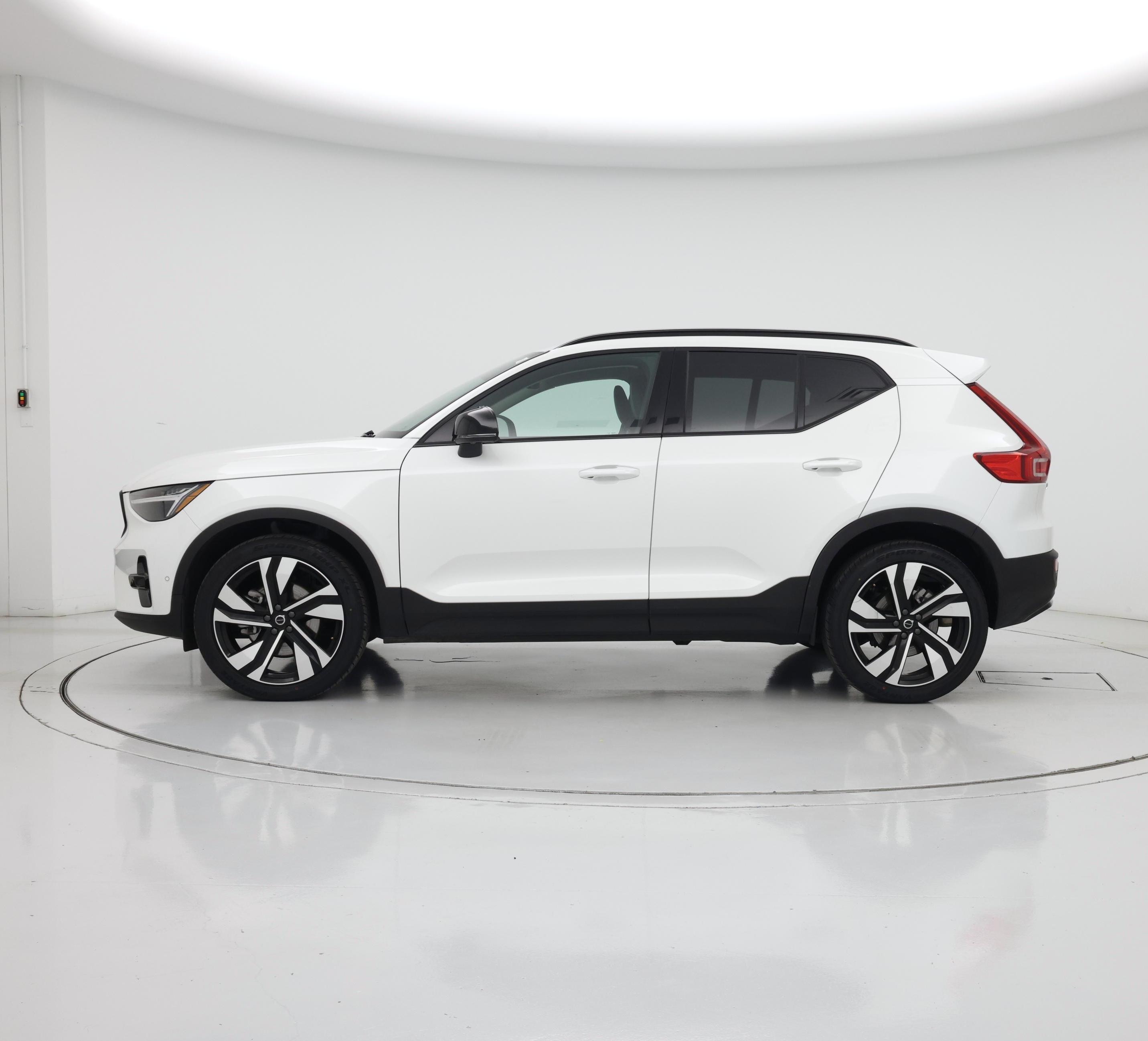 Thumbnail: 2025 Volvo XC40 - 3
