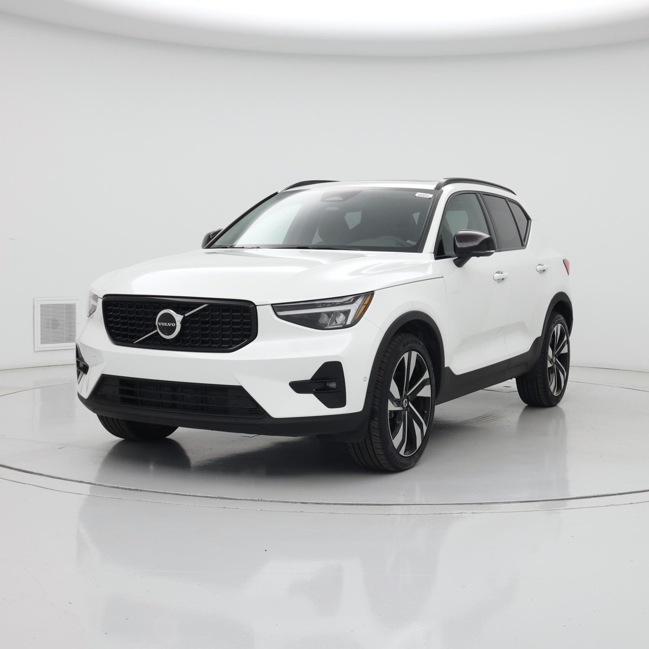 Thumbnail: 2025 Volvo XC40 - 4