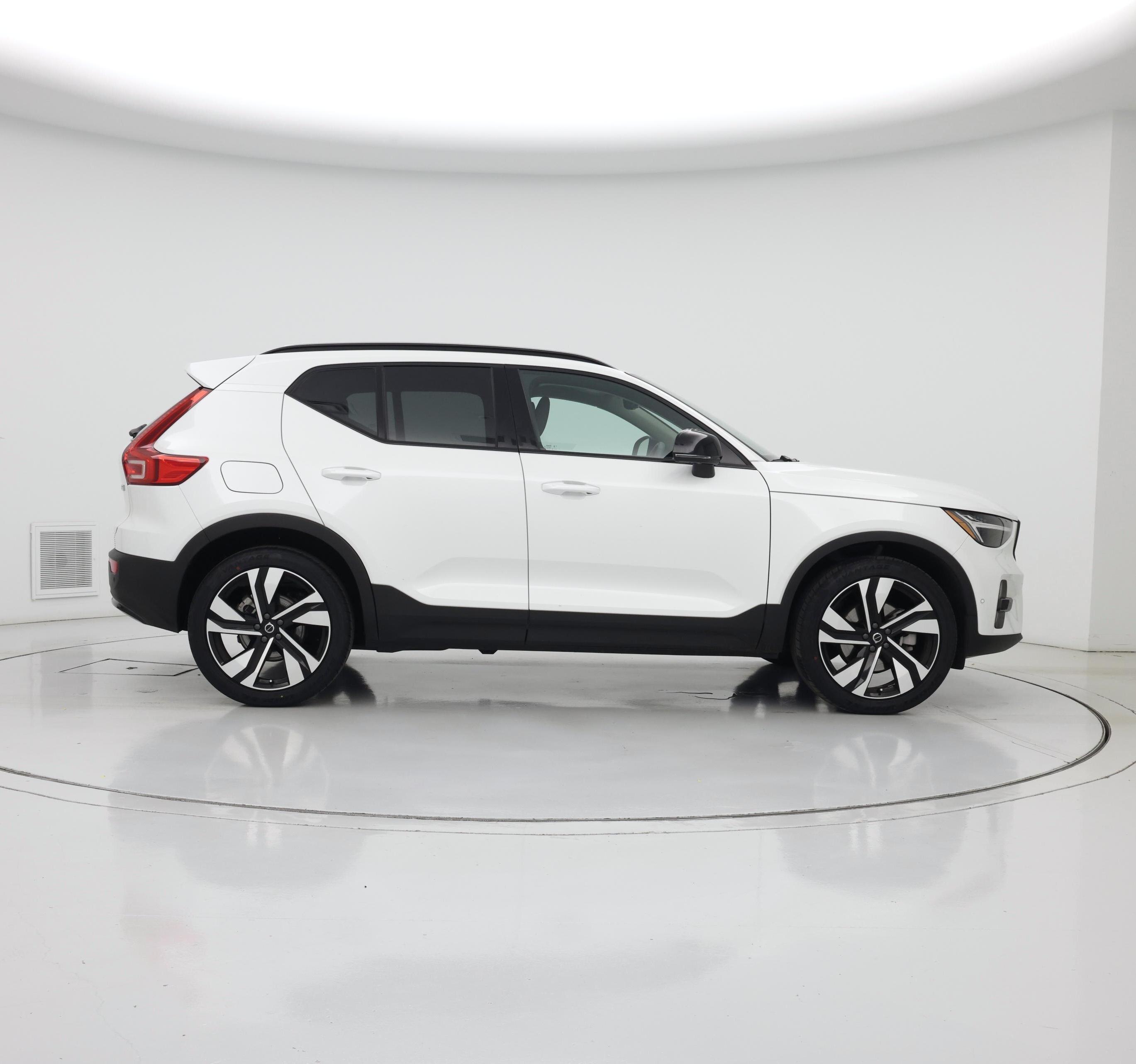 Thumbnail: 2025 Volvo XC40 - 7