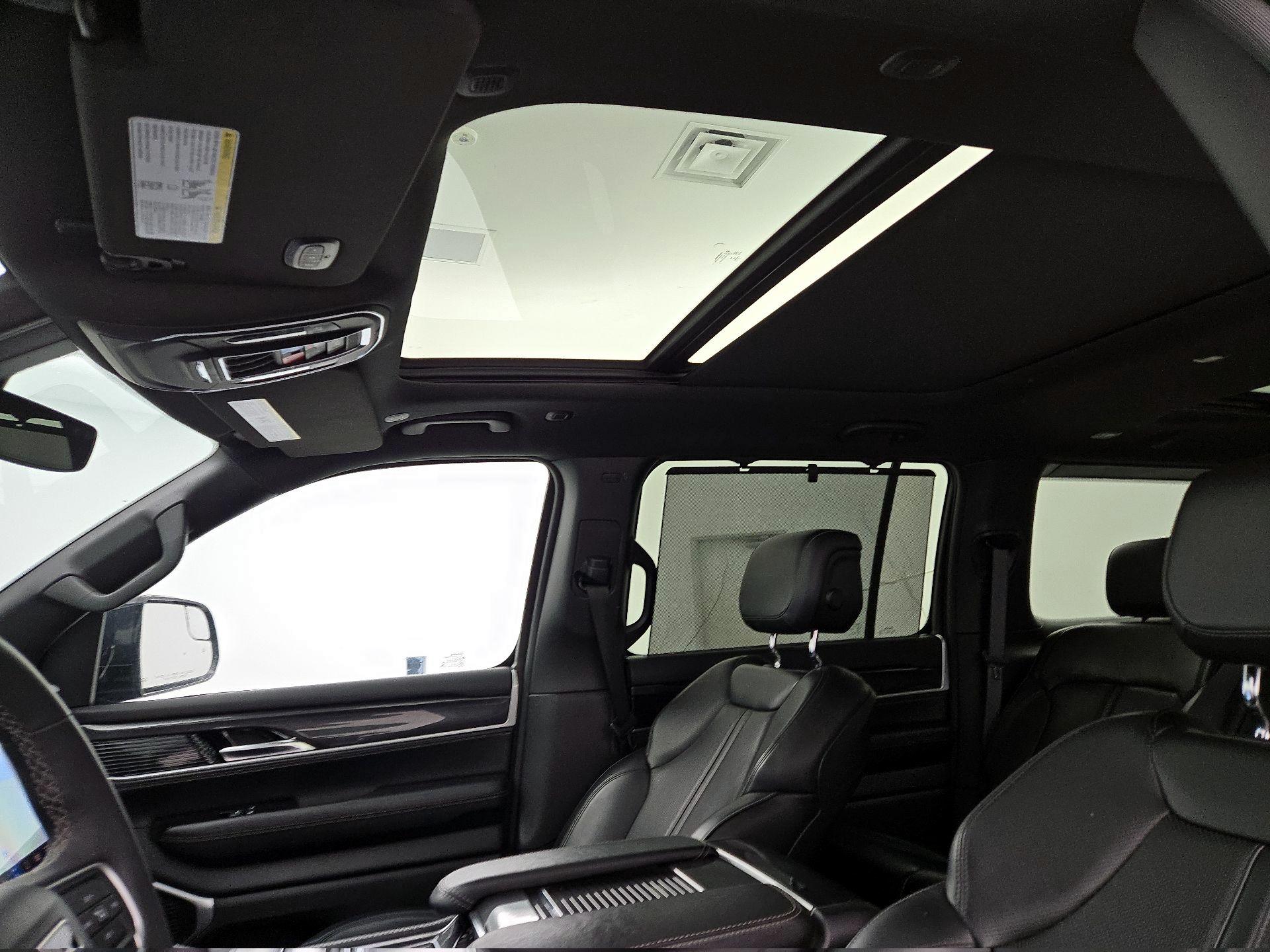 Thumbnail: 2022 Jeep Wagoneer - 20