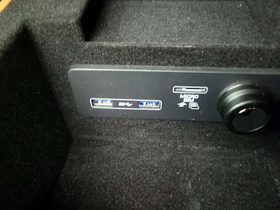 USB/AUX Ports
