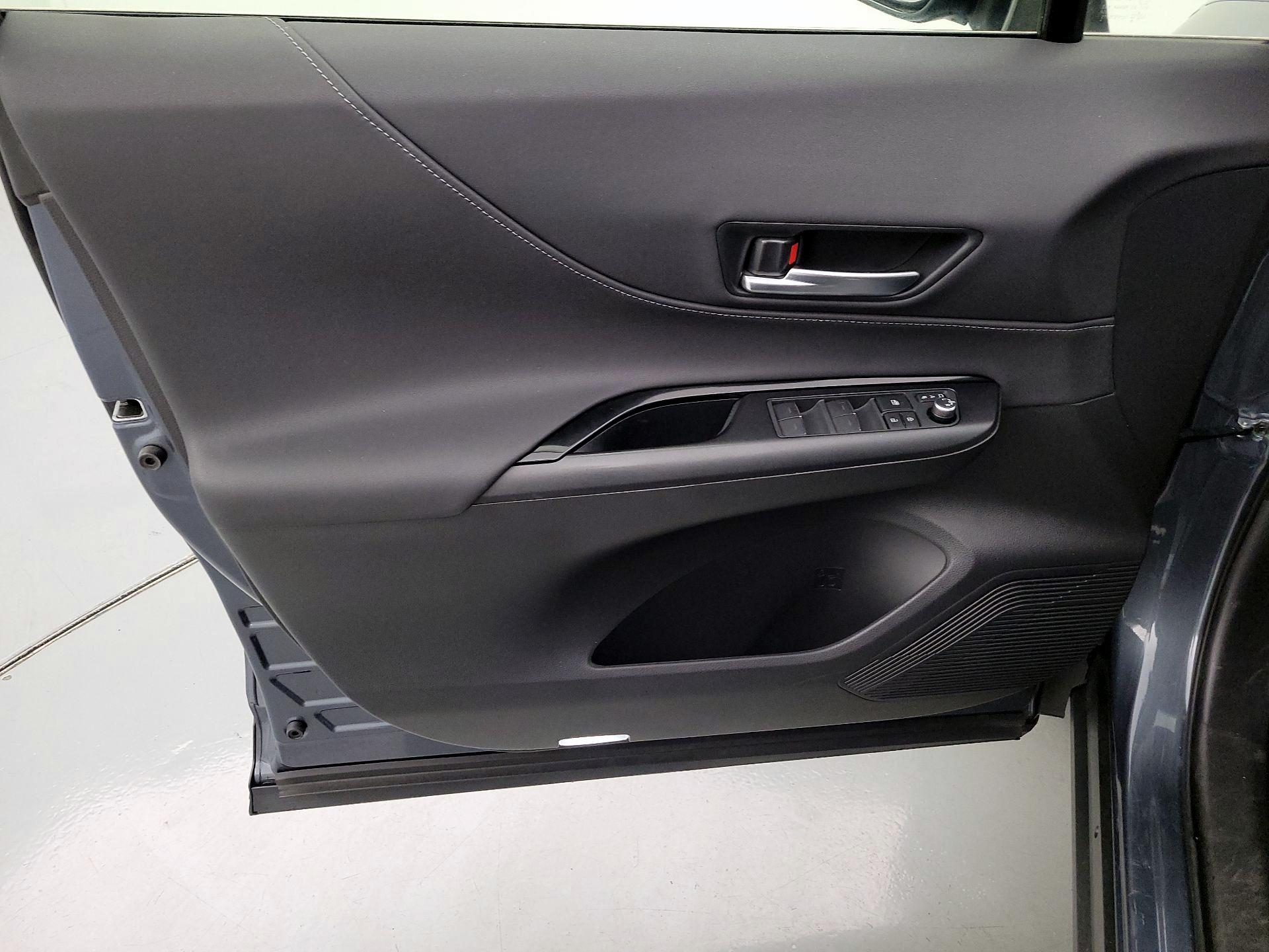 Thumbnail: 2021 Toyota Venza - 12