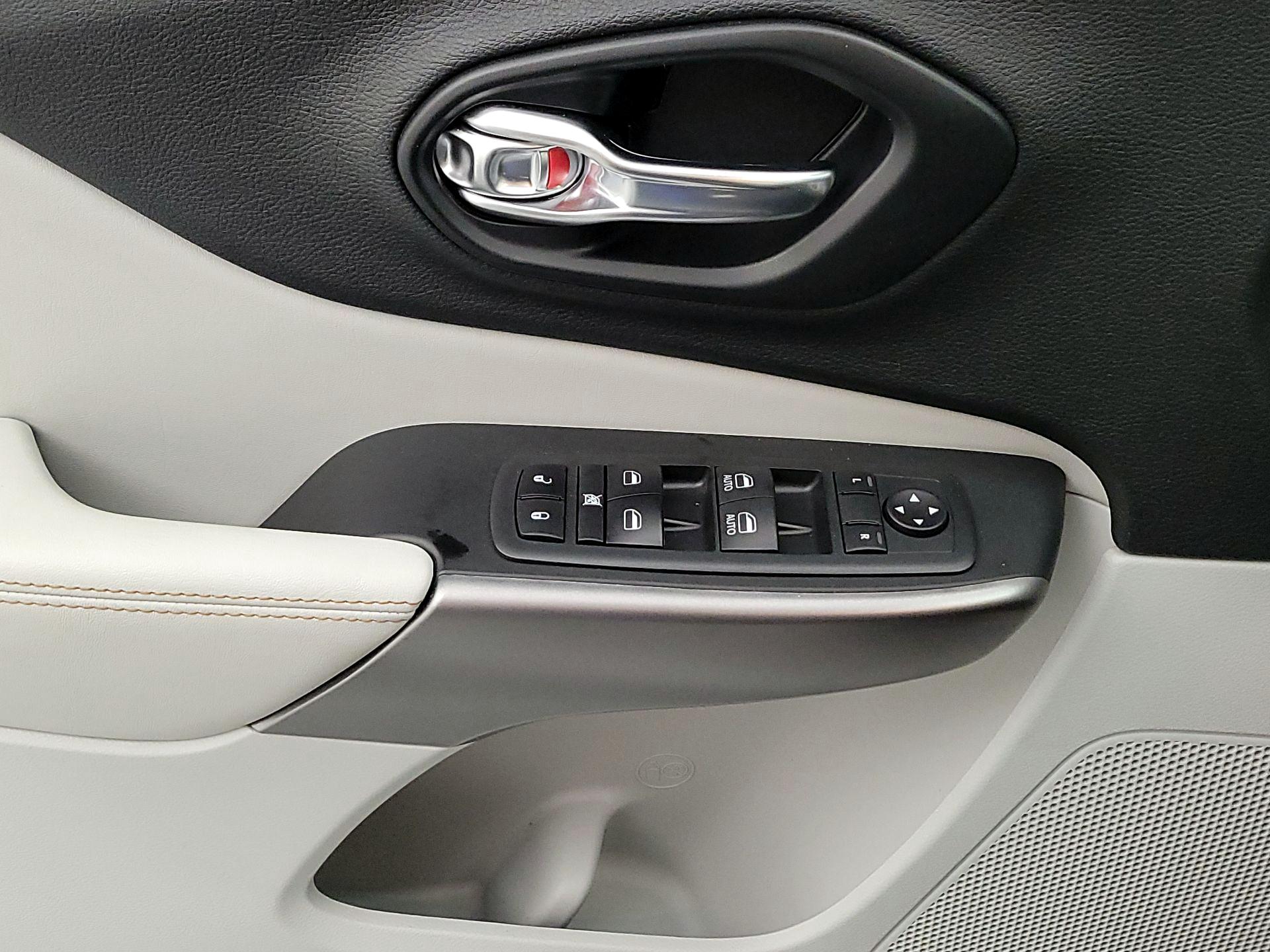 Thumbnail: 2021 Jeep Cherokee - 12