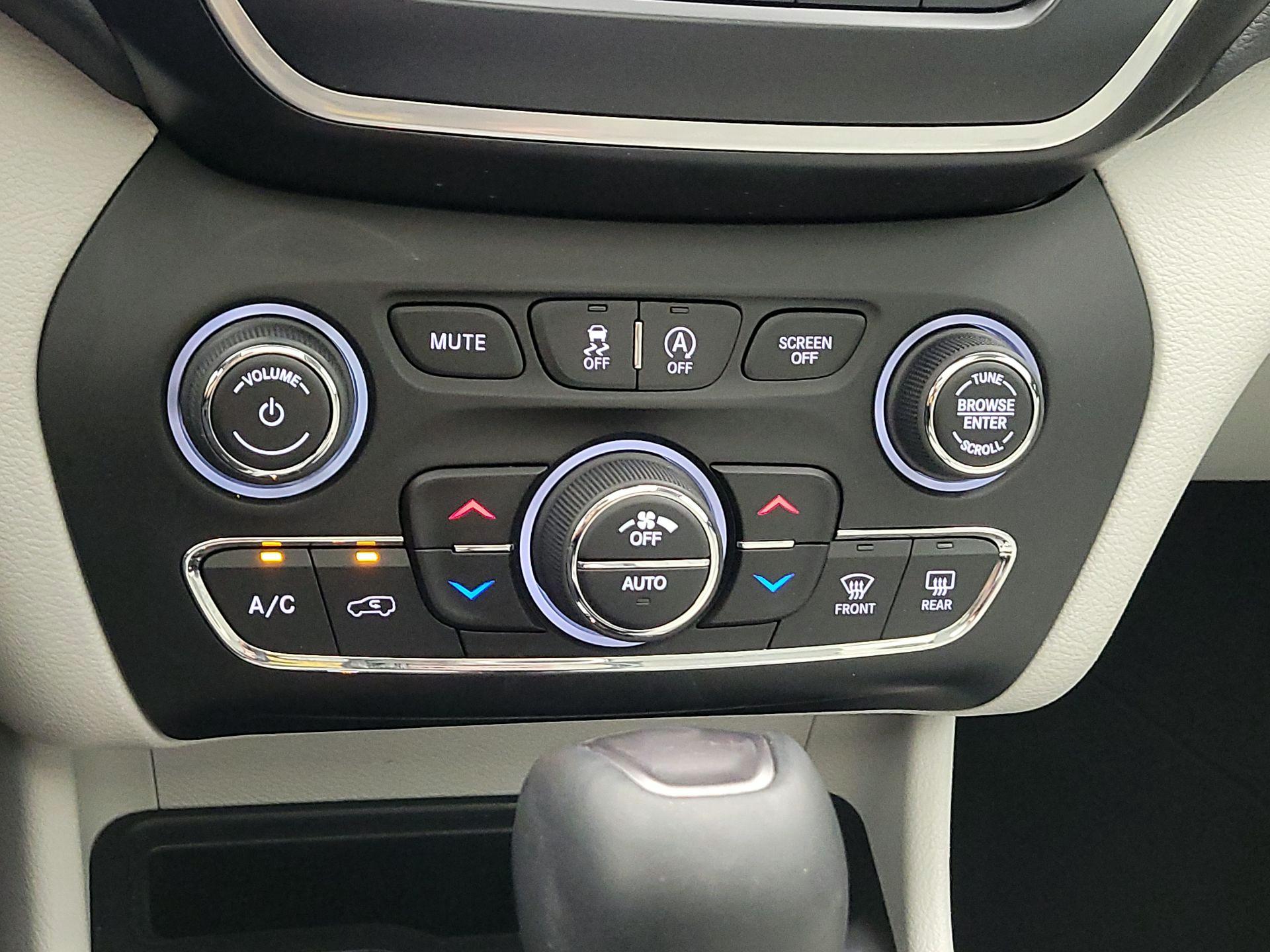 Thumbnail: 2021 Jeep Cherokee - 16