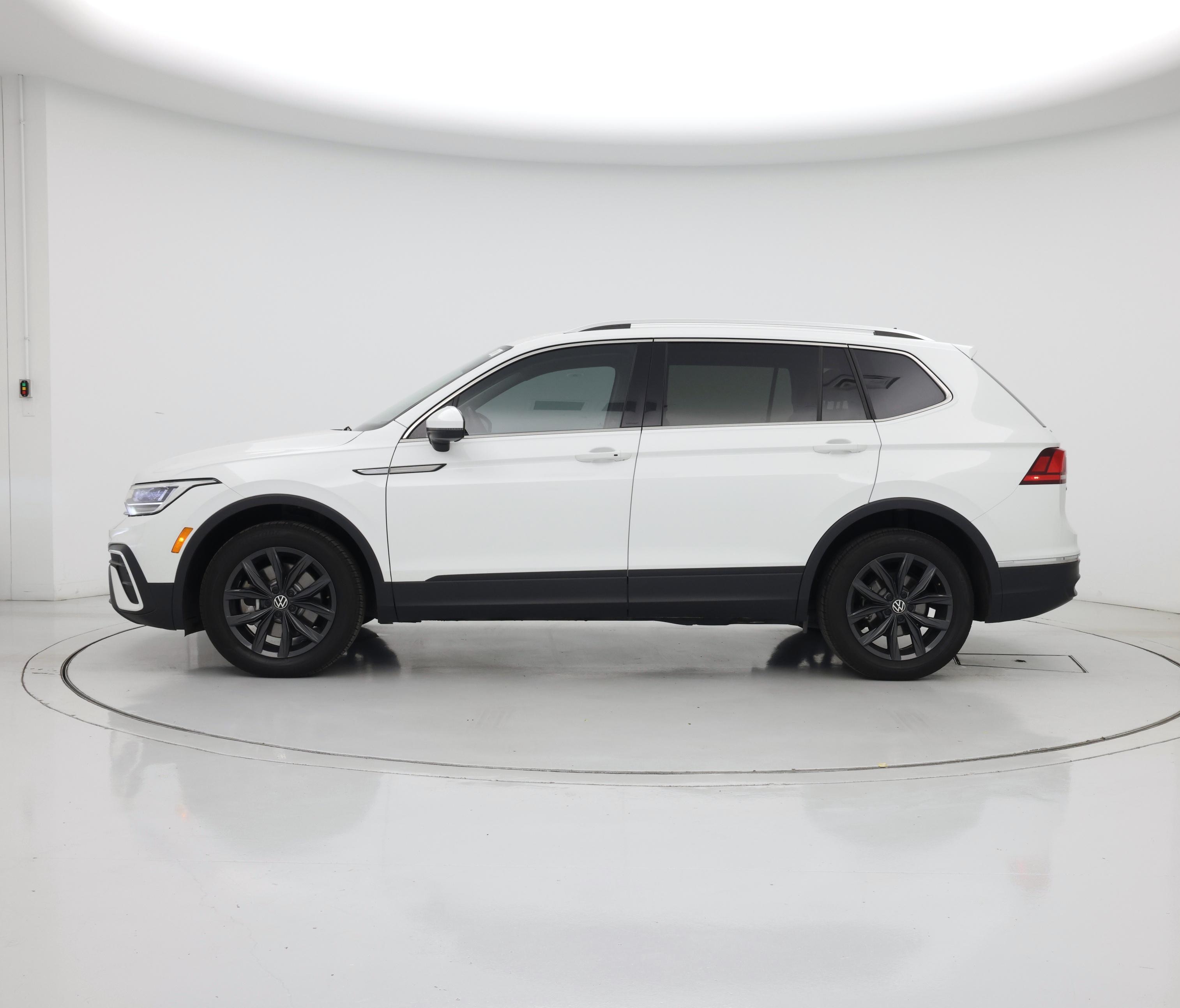 Thumbnail: 2024 Volkswagen Tiguan - 3