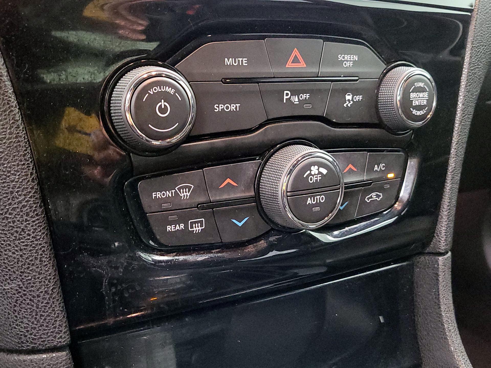 Thumbnail: 2020 Chrysler 300 - 17