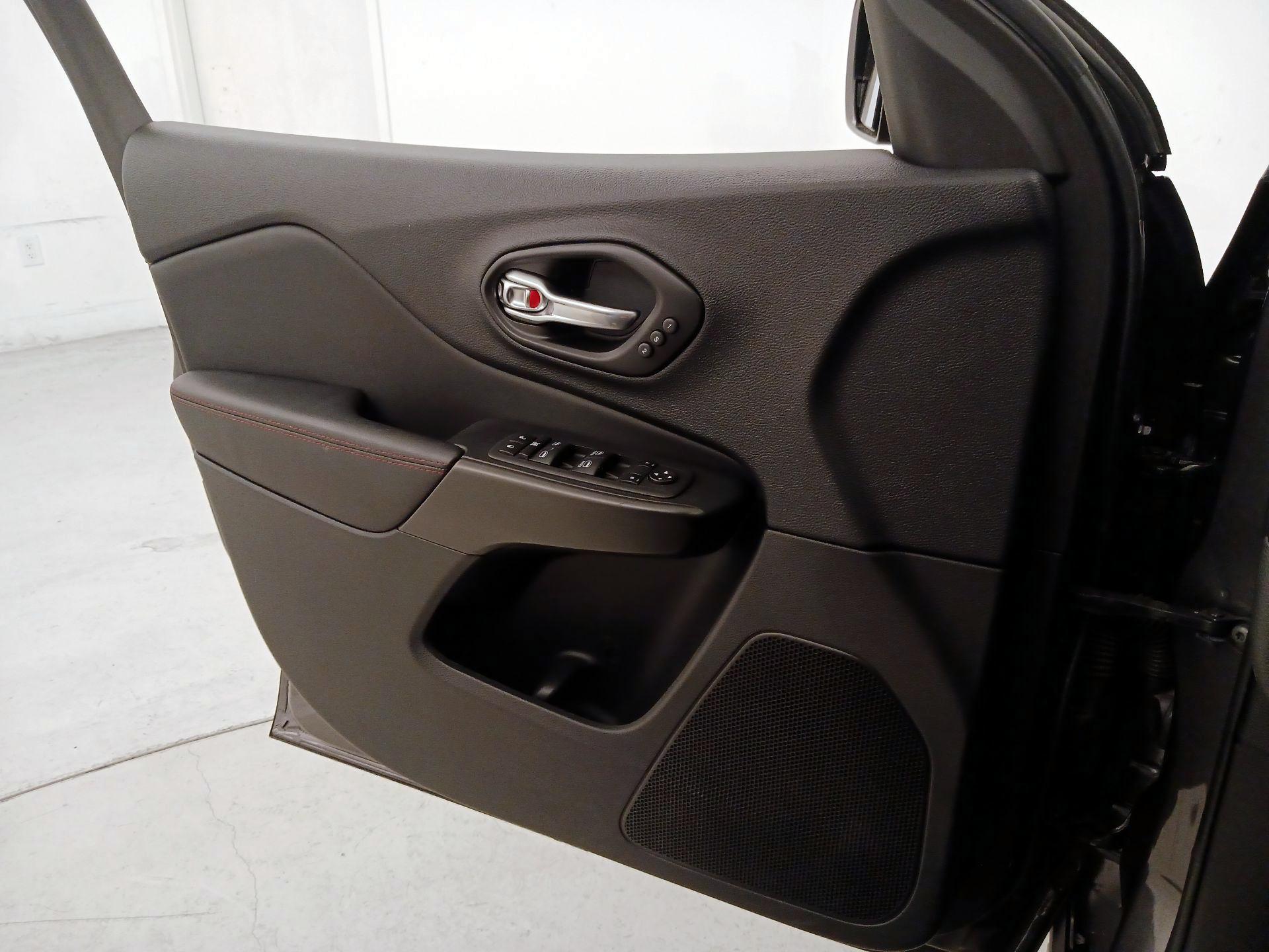 Thumbnail: 2023 Jeep Cherokee - 12