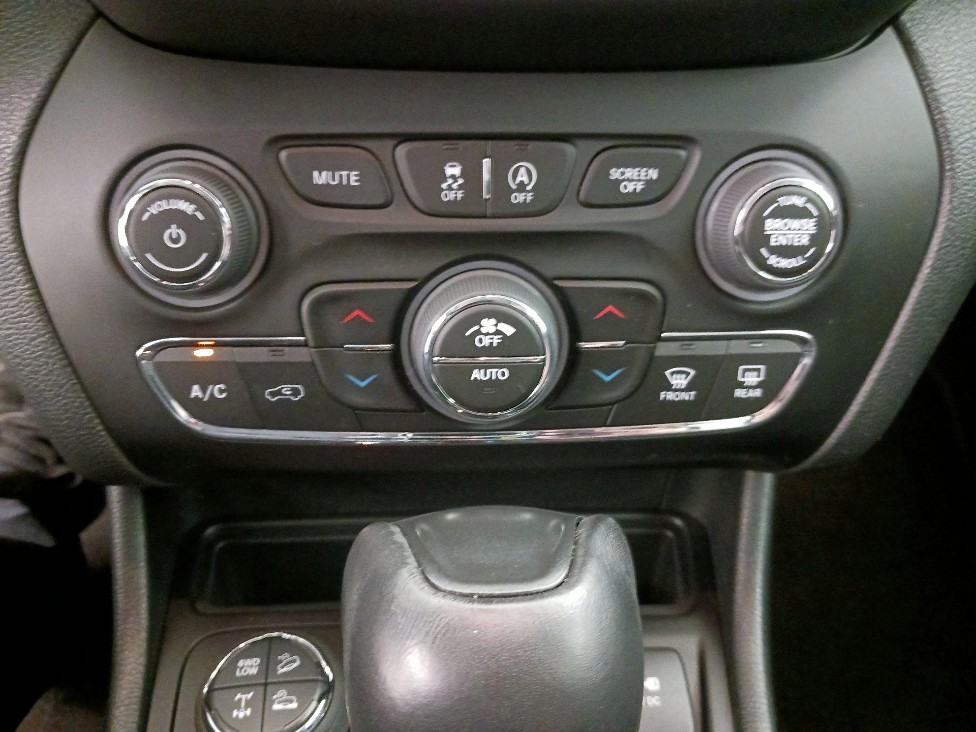 Thumbnail: 2023 Jeep Cherokee - 17