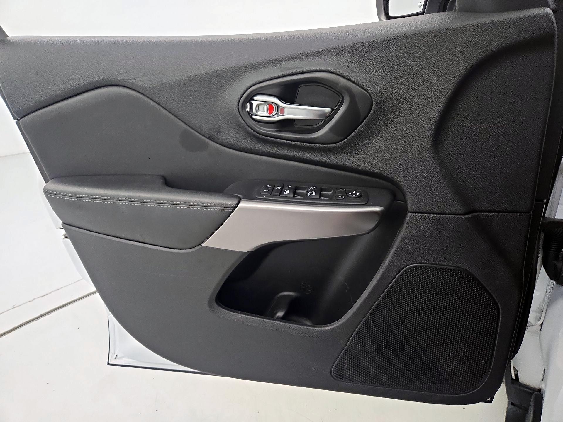 Thumbnail: 2021 Jeep Cherokee - 12