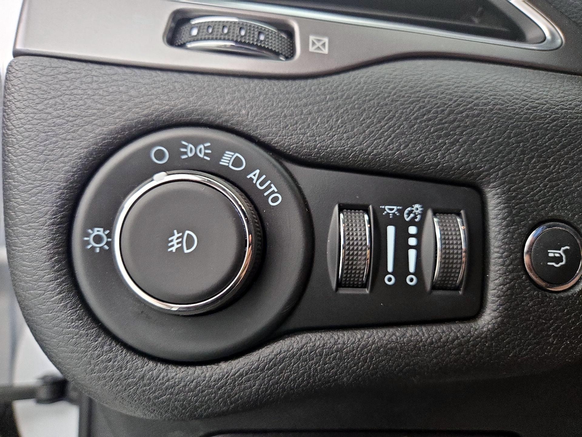 Thumbnail: 2021 Jeep Cherokee - 13