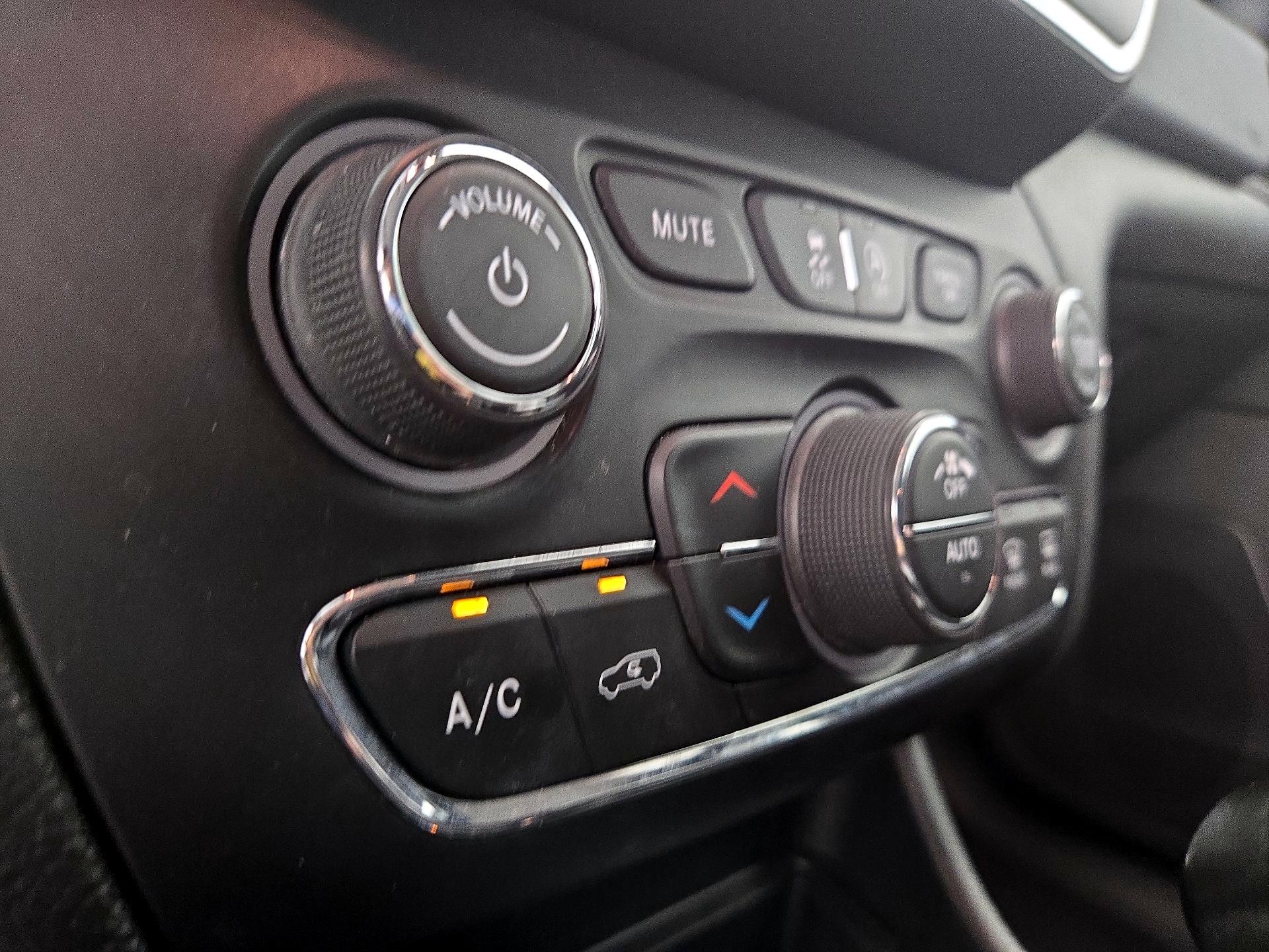 Thumbnail: 2021 Jeep Cherokee - 16