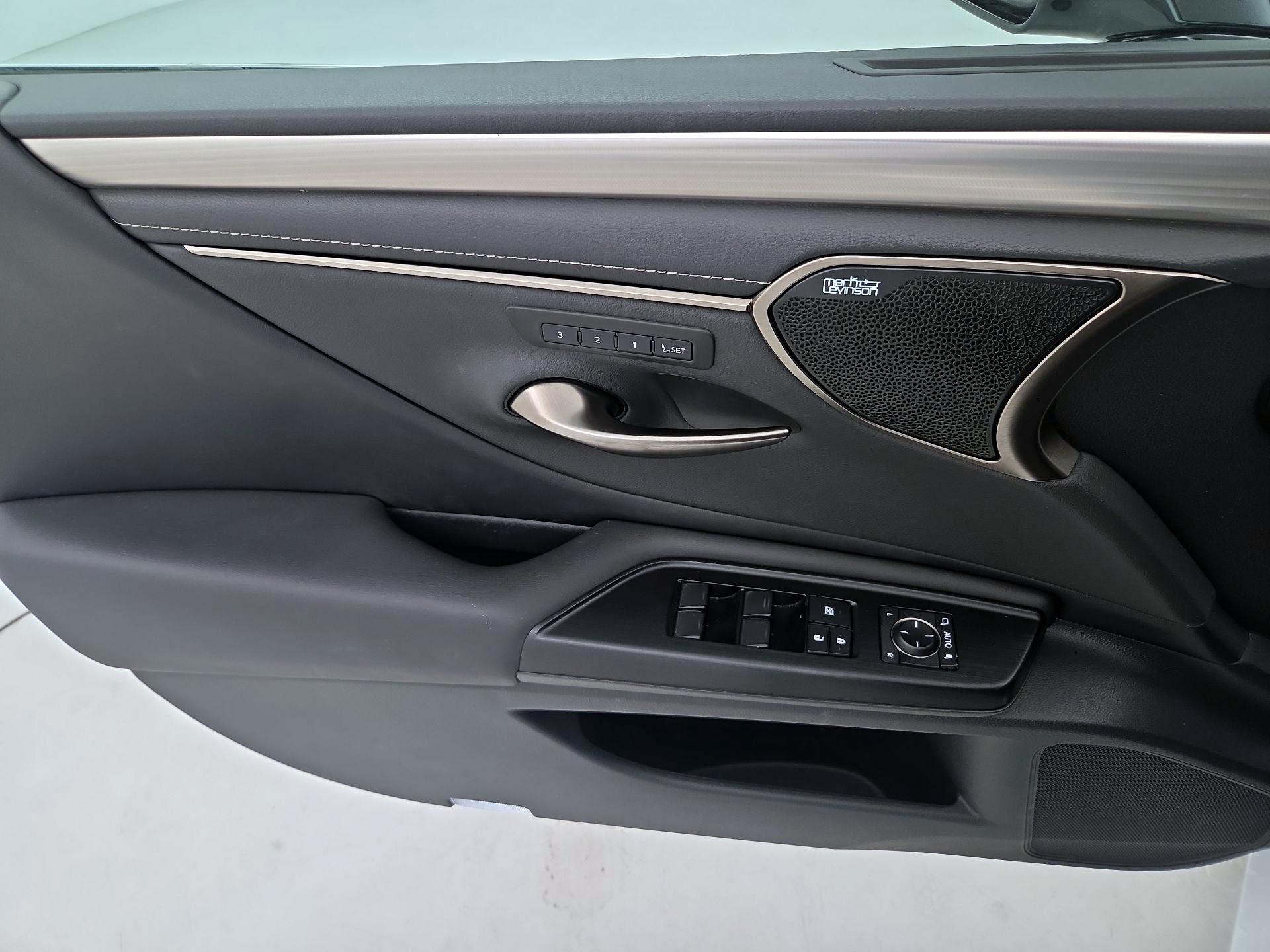 Thumbnail: 2020 Lexus ES - 12