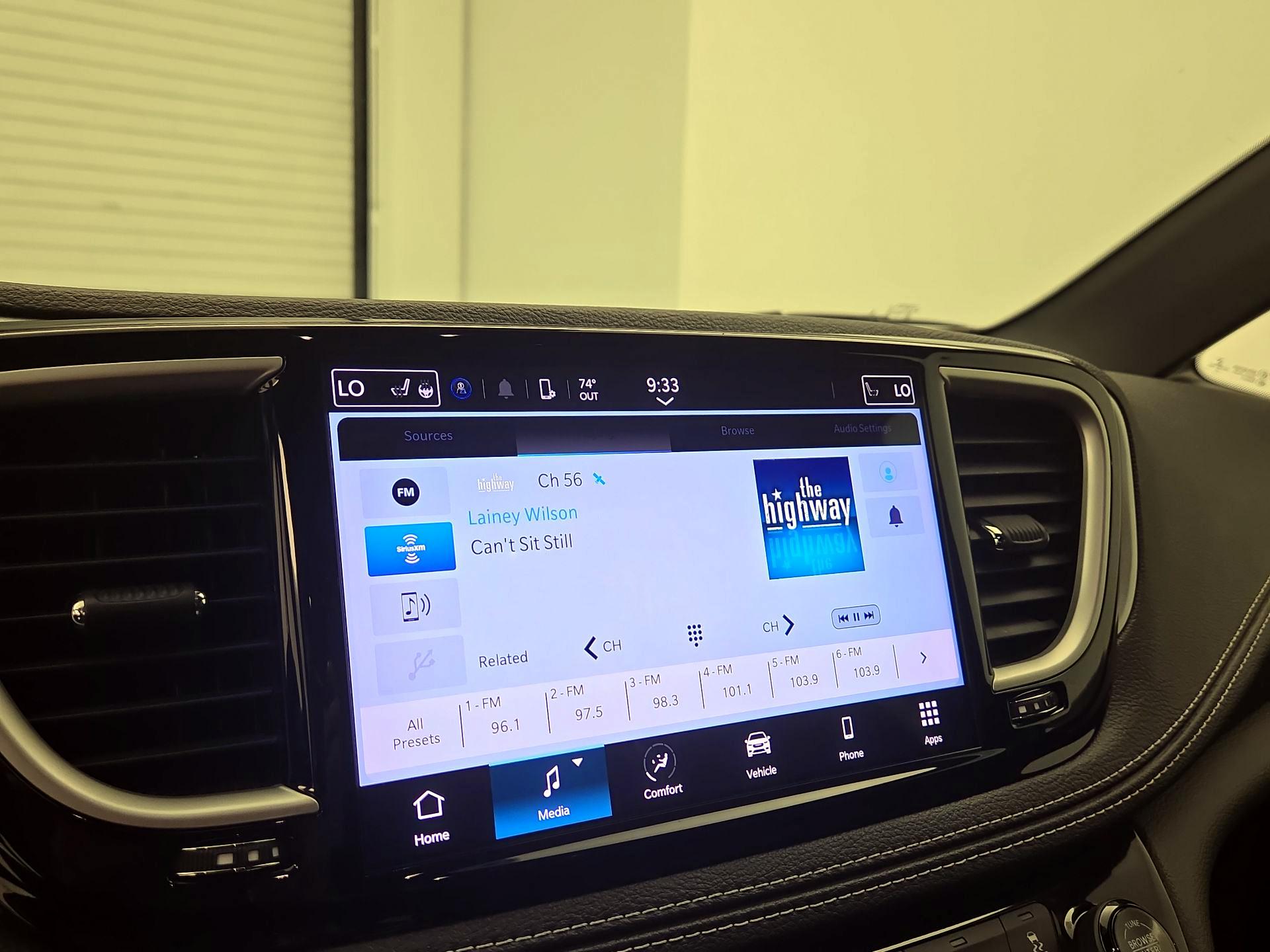 Thumbnail: 2023 Chrysler Pacifica - 15