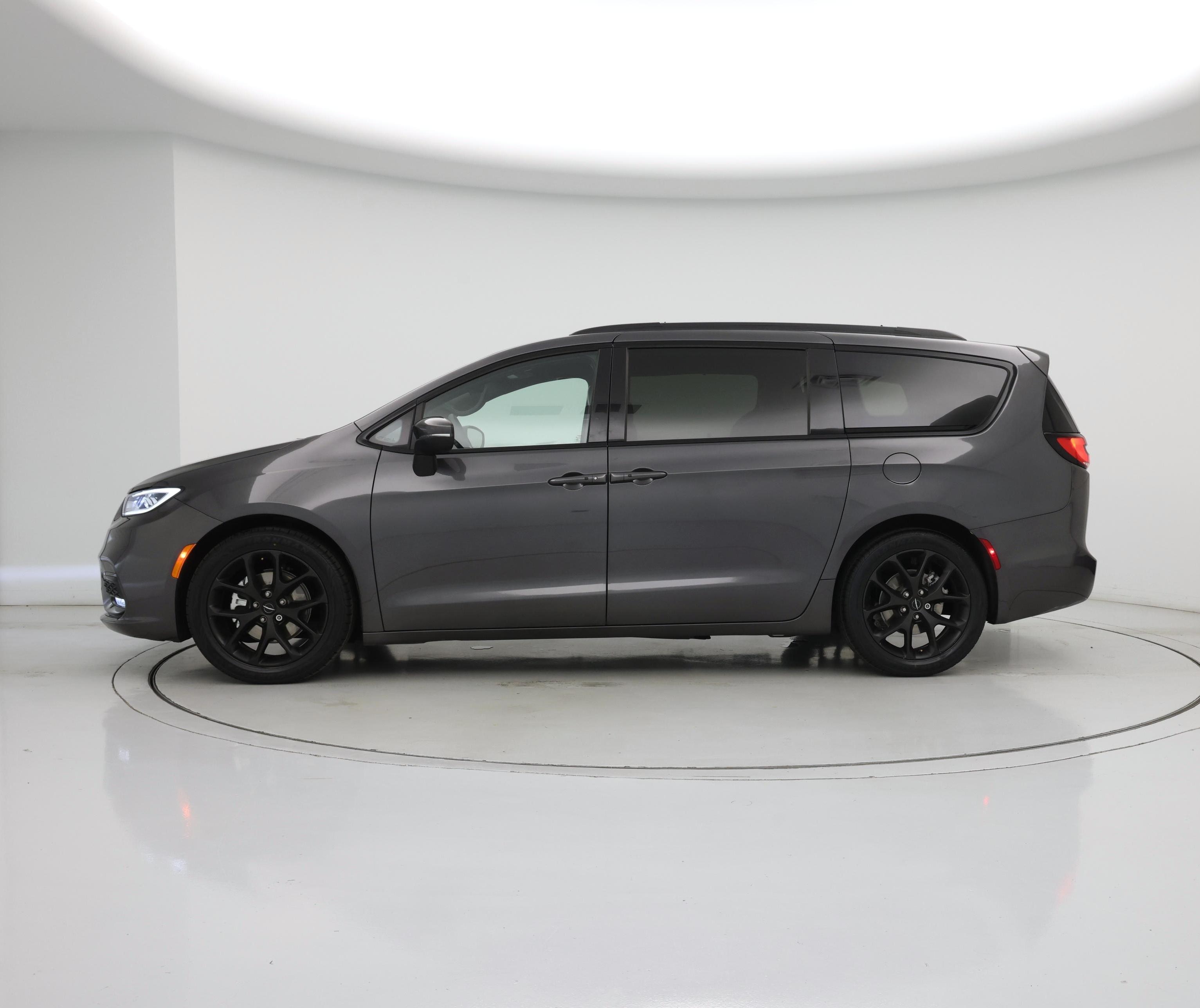 Thumbnail: 2023 Chrysler Pacifica - 3