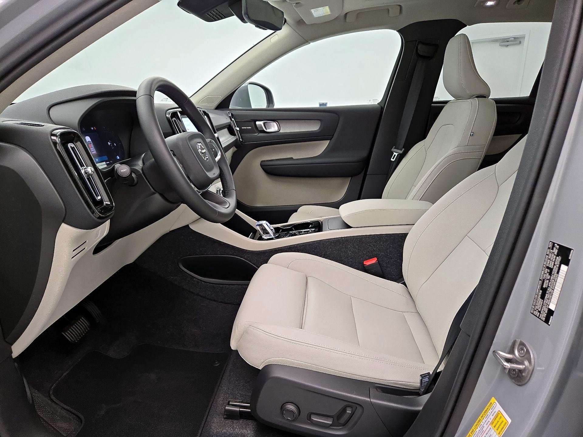 Thumbnail: 2025 Volvo XC40 - 11