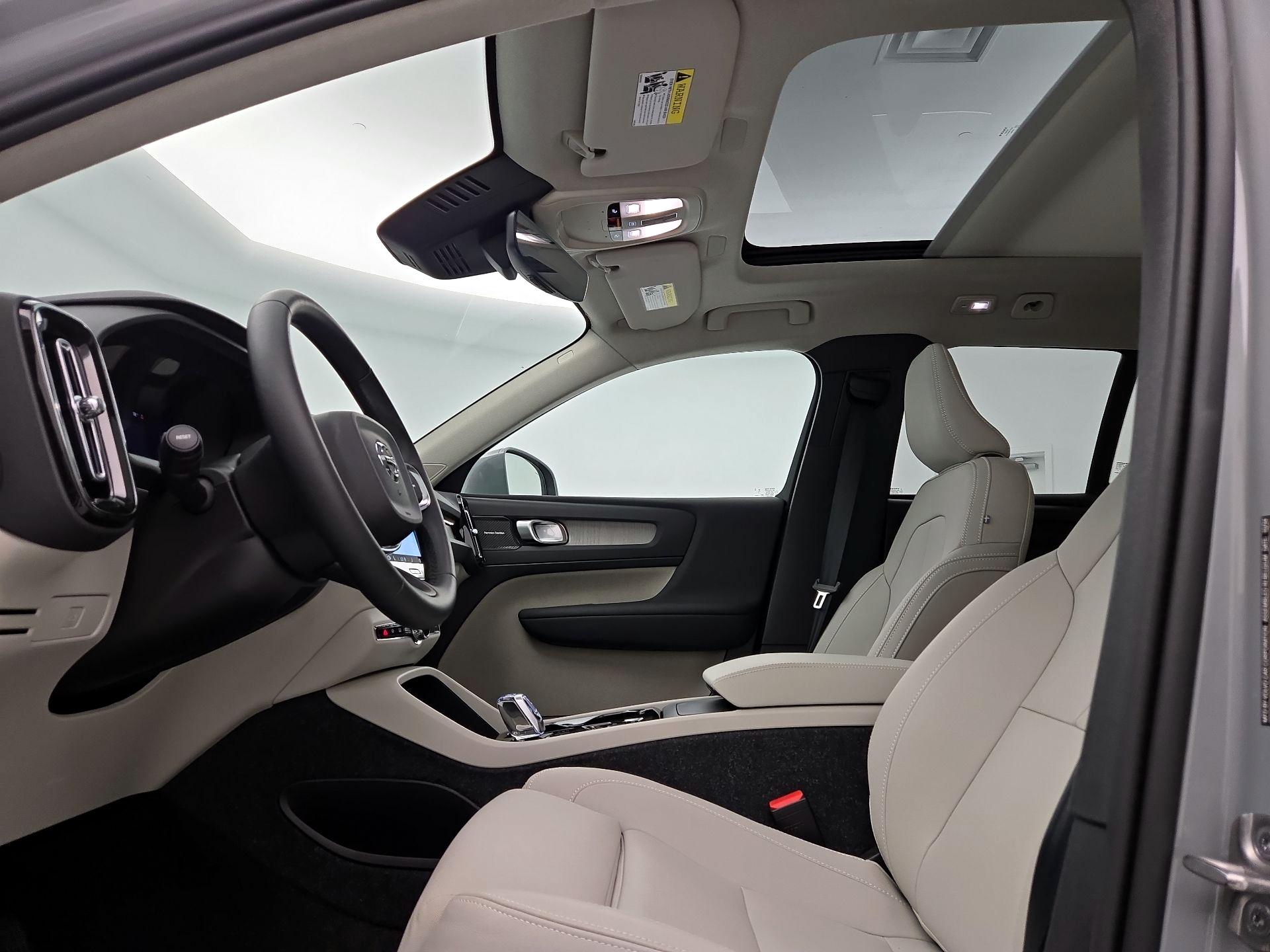Thumbnail: 2025 Volvo XC40 - 20