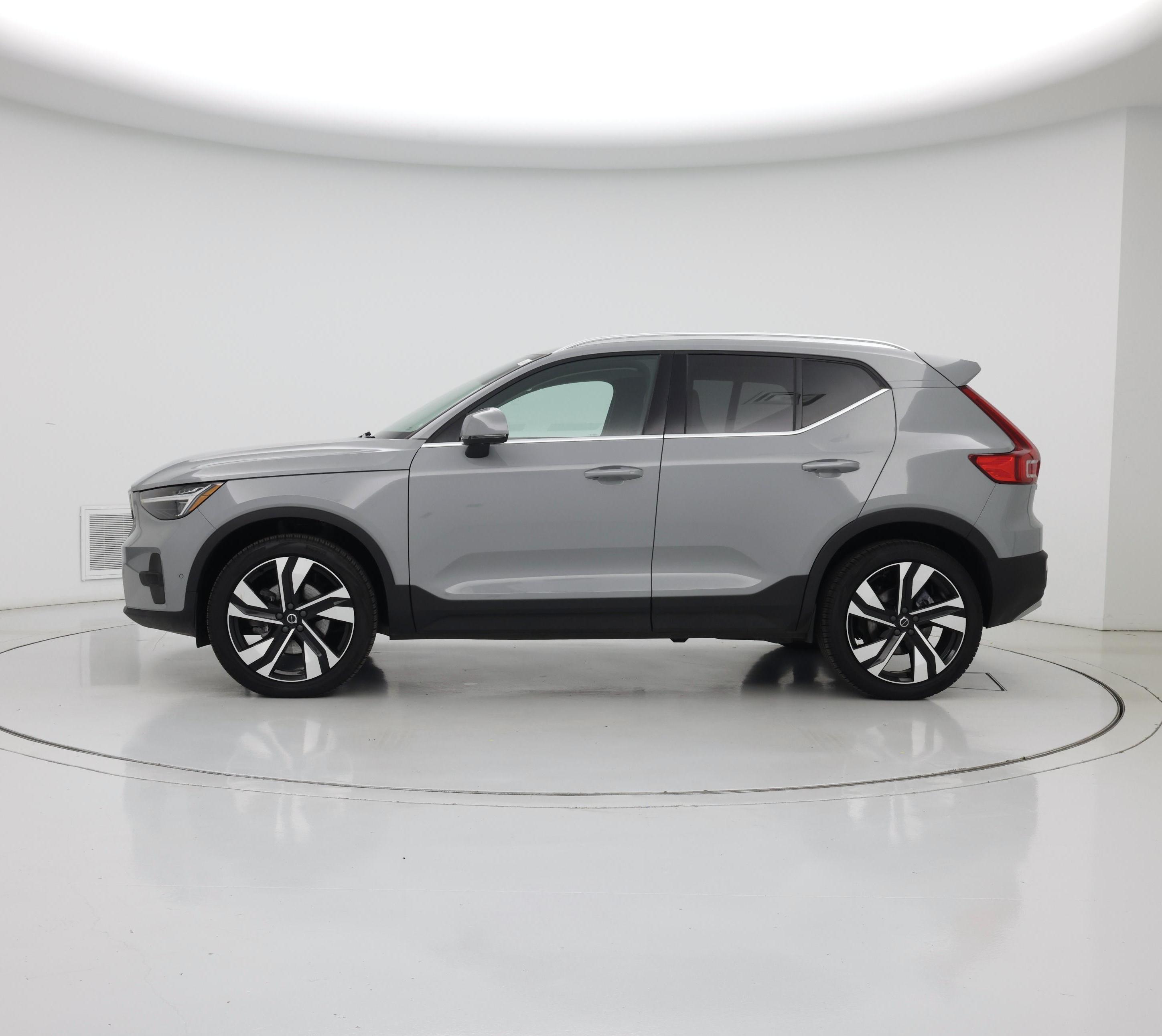 Thumbnail: 2025 Volvo XC40 - 3