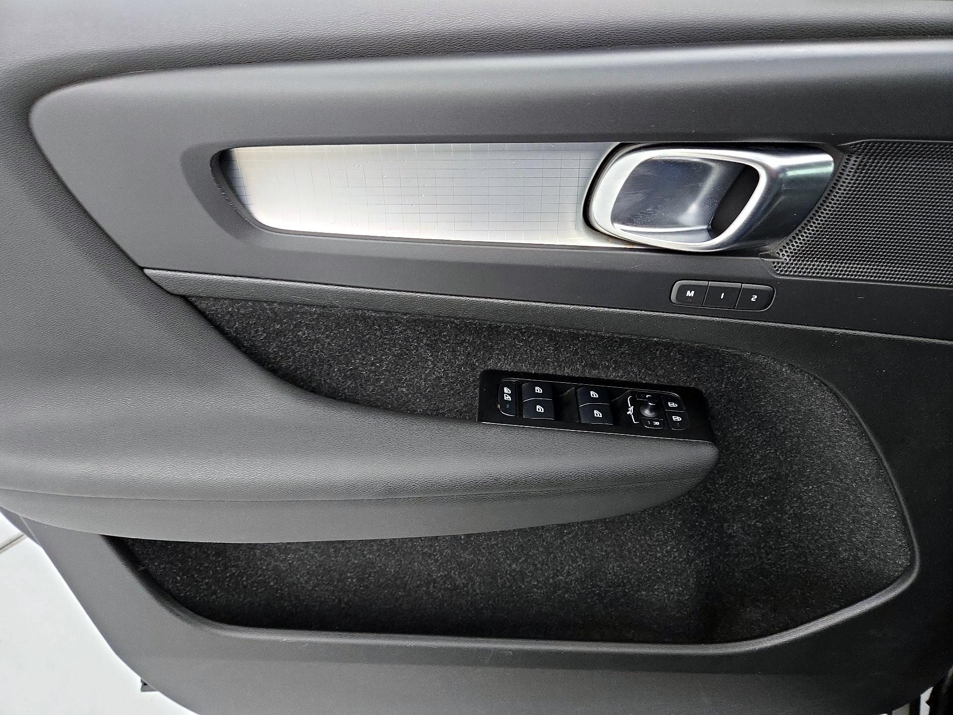 Thumbnail: 2021 Volvo XC40 - 12