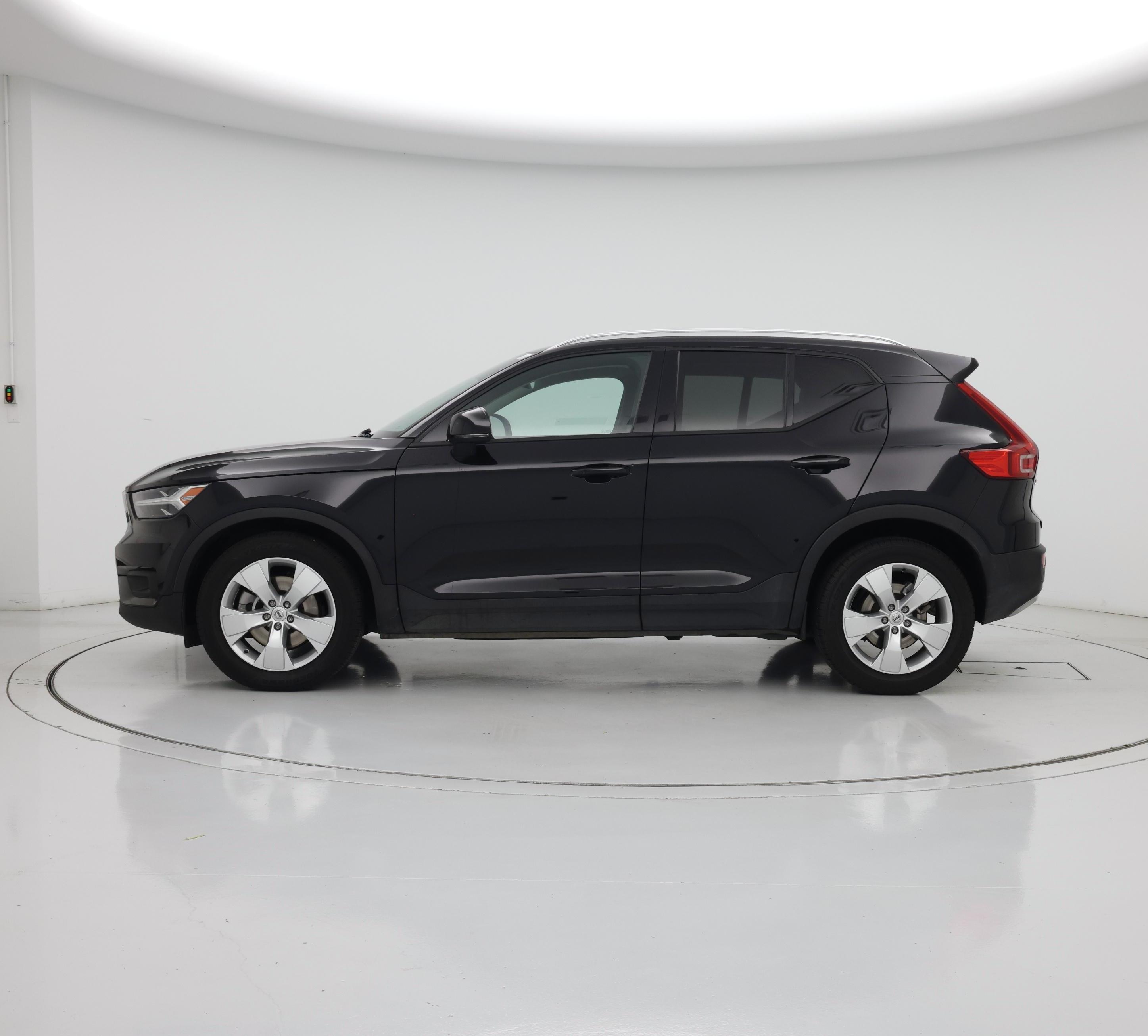 Thumbnail: 2021 Volvo XC40 - 3