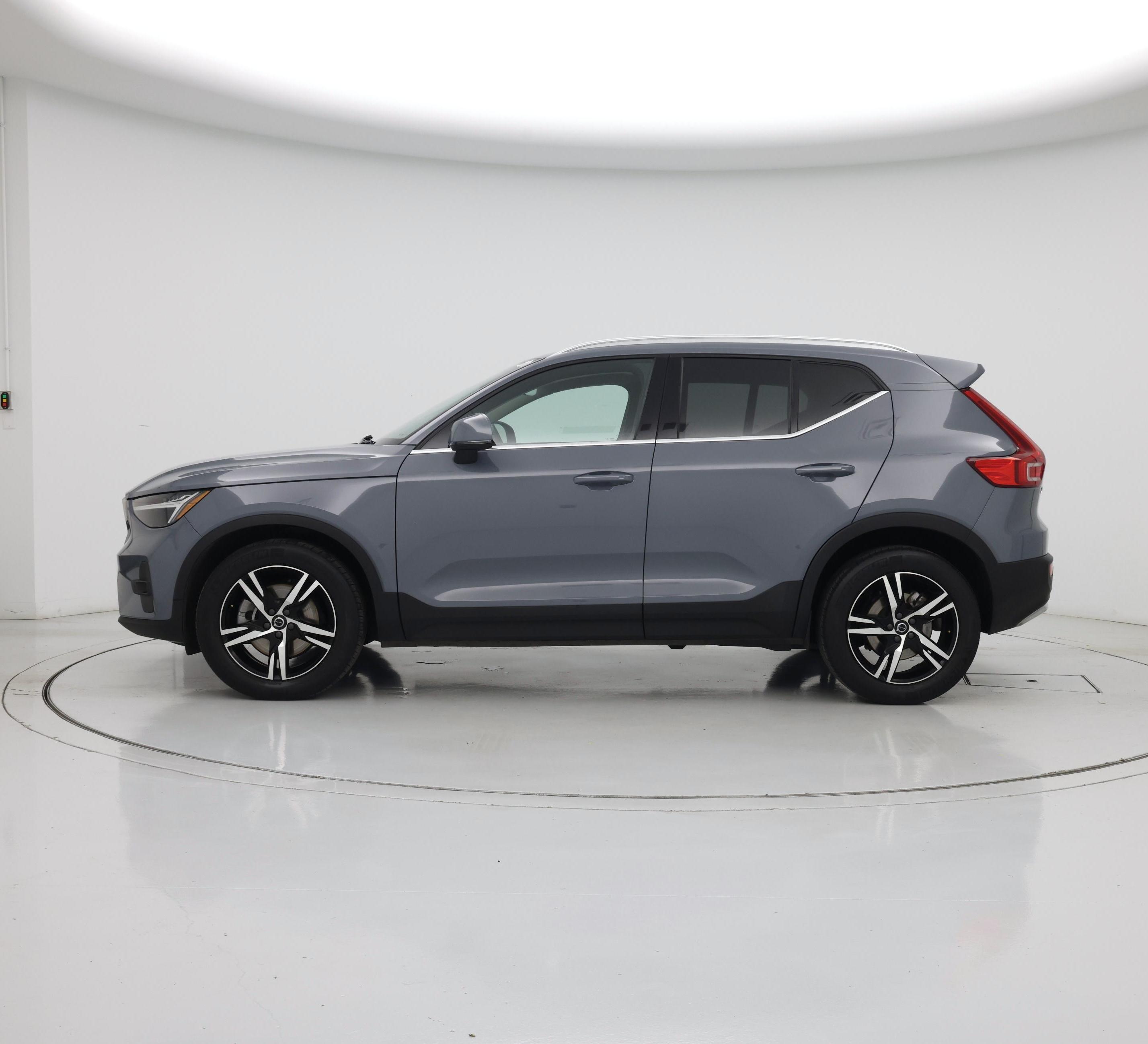 Thumbnail: 2023 Volvo XC40 - 3