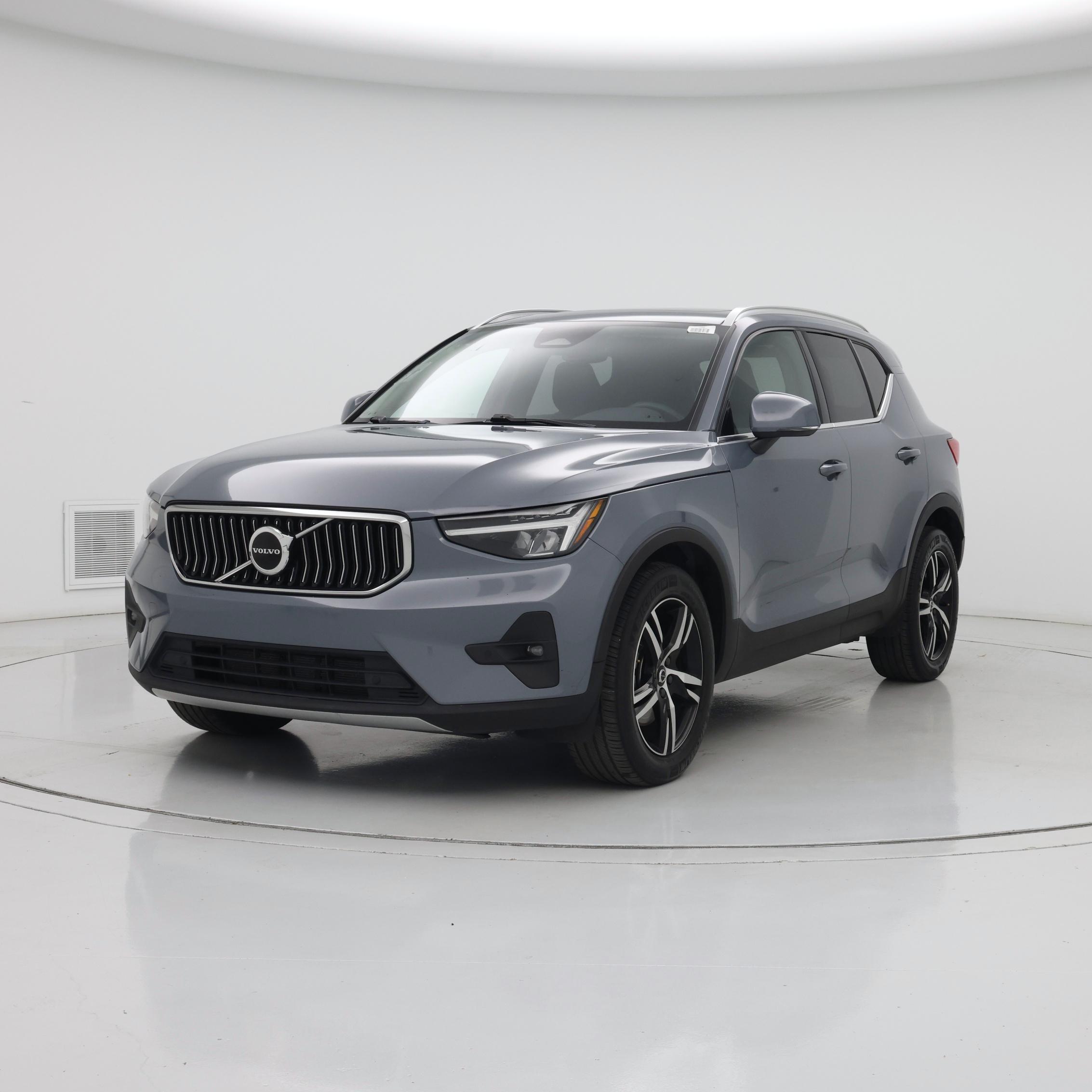 Thumbnail: 2023 Volvo XC40 - 4