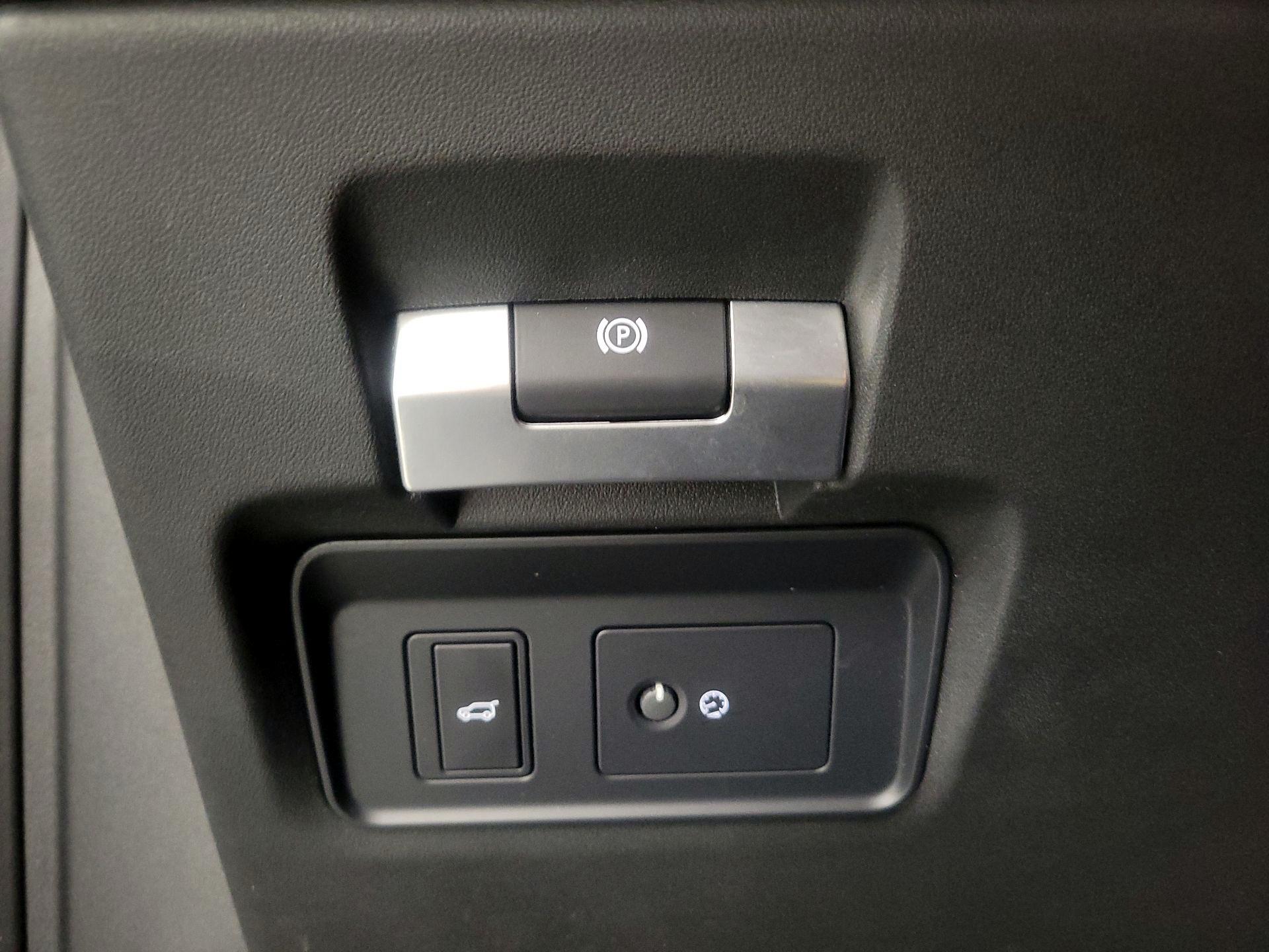 Thumbnail: 2021 Land Rover Discovery Sport - 13