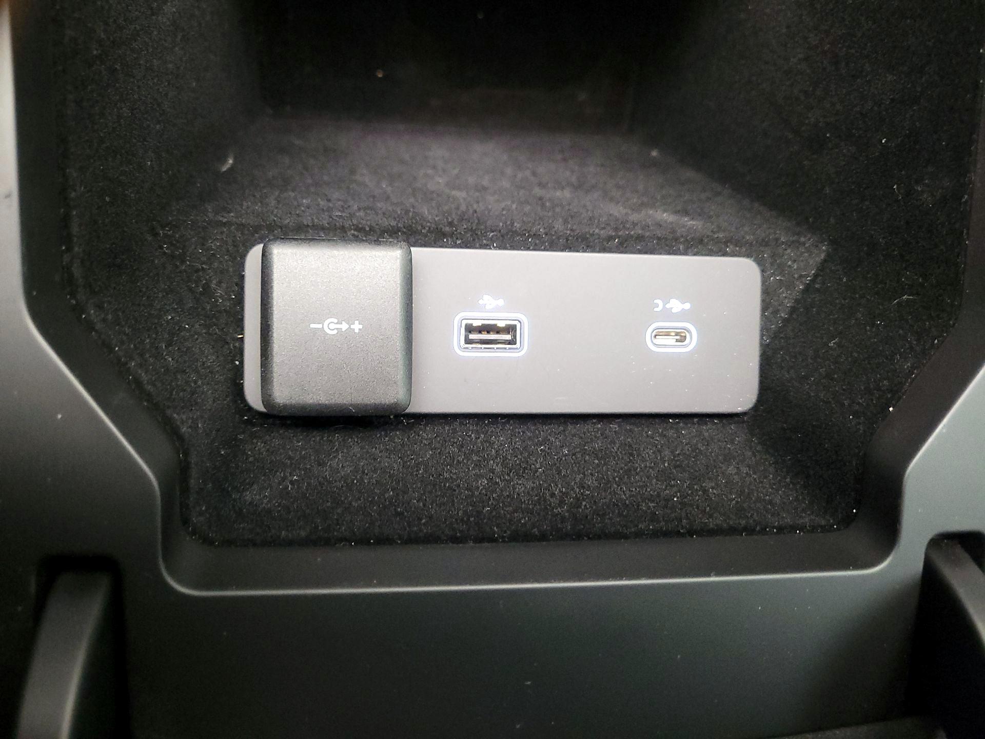 Thumbnail: 2021 Land Rover Discovery Sport - 19