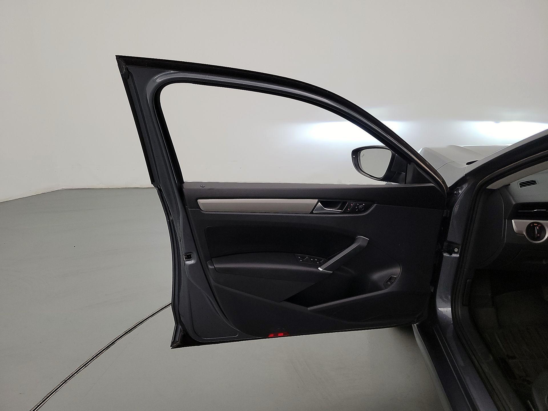 Thumbnail: 2021 Volkswagen Passat - 12