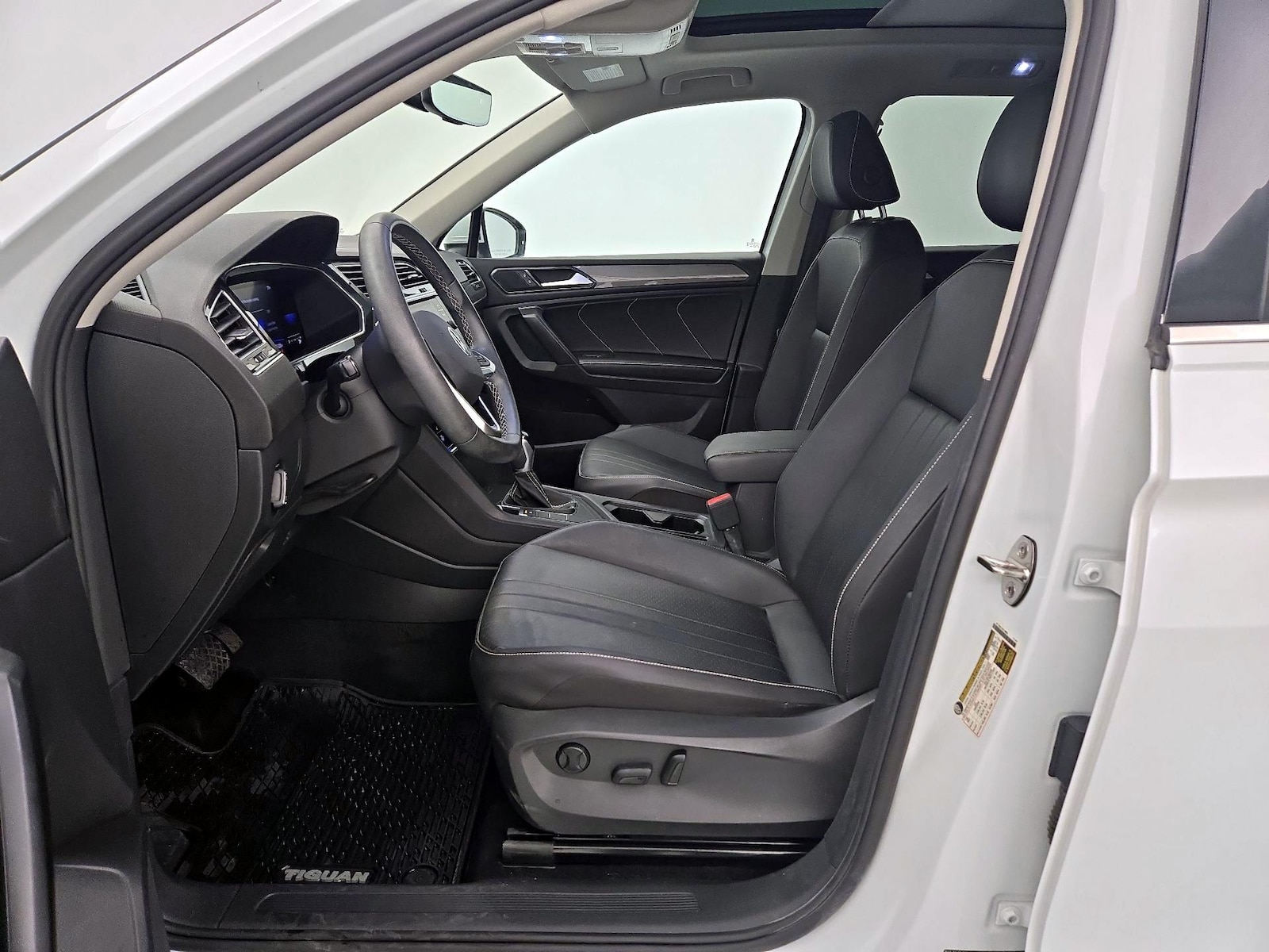 2023 Volkswagen Tiguan SE - Photo 12