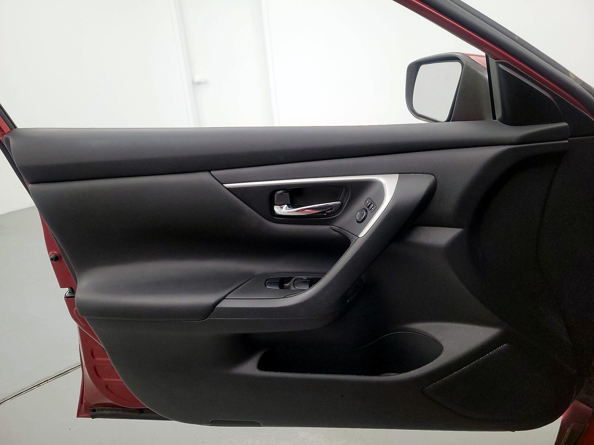 Thumbnail: 2016 Nissan Altima - 12